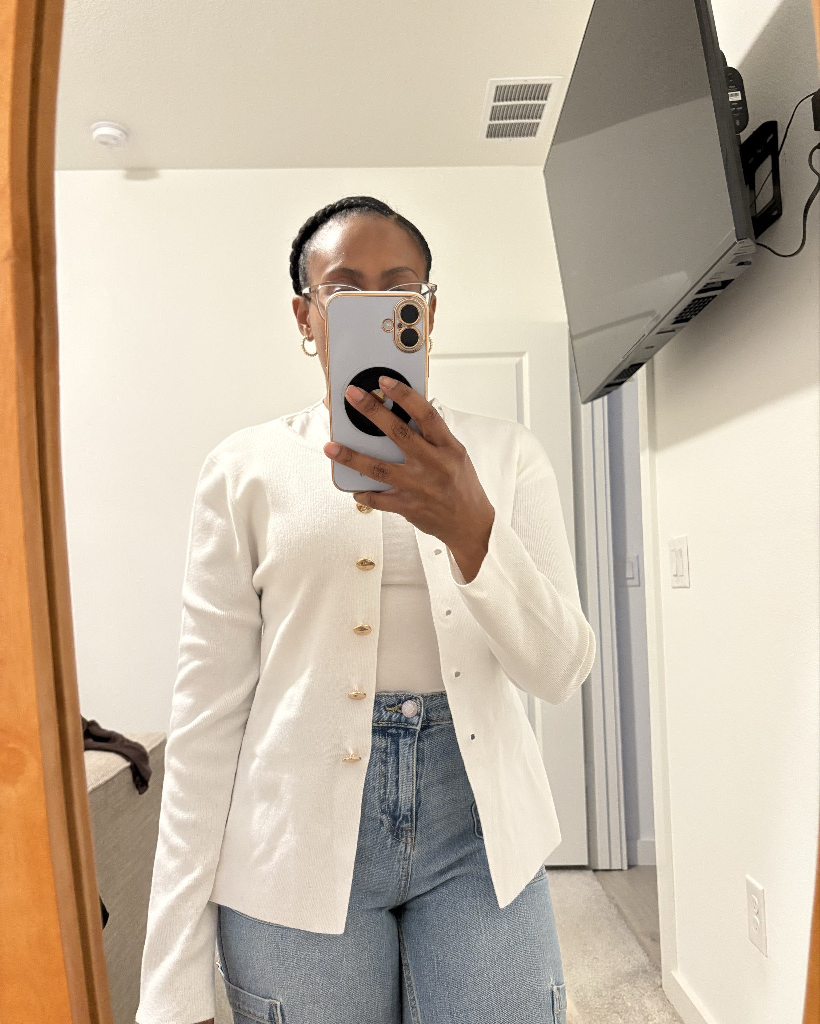 One word…SOFT!! I’m happy I found another white cardigan worth purchasing. It’s so warm. I’m loving the gold buttons and the length. 

#shein #cardigan #white 

#LTKStyleTip #LTKFallSale #LTKWorkwear