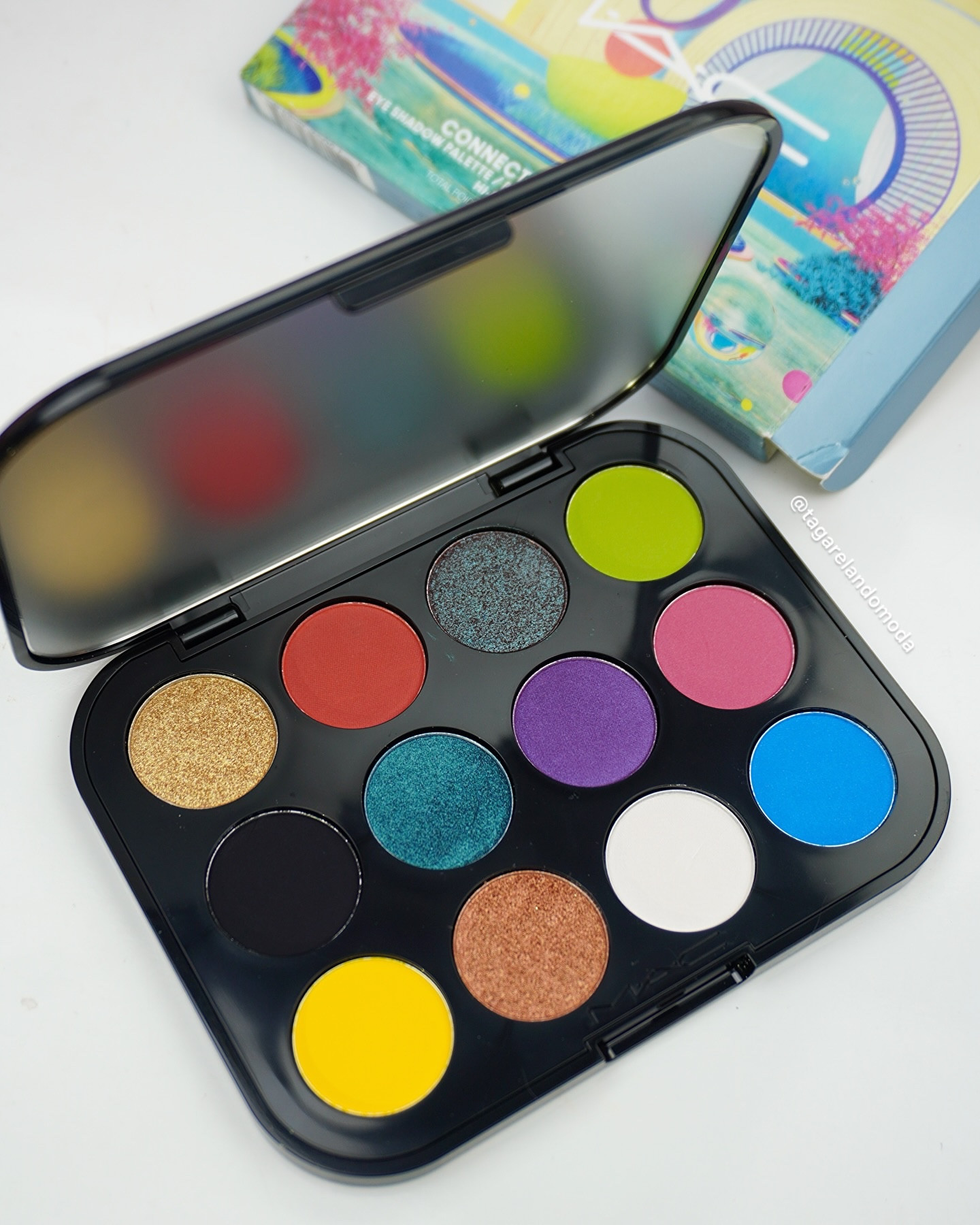 Detalhes da paleta de sombras Connect In Colour: Hi-Fi Colour de @maccosmeticsbrasil com uma novidade: Agora temos cupom de desconto exclusivo pra vocês comprarem no site da MAC 😍🥰 Anota aí: Cupom SOUMAC1-3861 dá 10% de desconto em compras no site da MAC + Frete Grátis 💖

Agora preciso relatar a doce surpresa que tive com essa paleta ao usar suas sombras coloridas matte: Sombras macias, que não sujam a pele ao esfumar, nem perdem sua pigmentação abrindo na pele. A maneira como os tons desta paleta se fundem num esfumado é realmente especial, mostrando o porquê a MAC carrega fiéis apaixonados pela marca no mundo inteiro. Na minha última produção de carnaval, usei esta paleta em quase toda produção e tinha em mente um tom muito específico de verde nos olhos que não era o tom de verde presente nesta paleta, era na verdade um verde mais “frio”, que deveria se fundir com as demais cores, incluindo o rosa, e o verde vibrante quase neon da Connect in Colour. Mas, sabendo o básico de colorimetria, sabia que num bom esfumado das sombras verde e azul desta paleta, poderia chegar em algo próximo do tom esverdeado frio que eu desejava, para a minha surpresa, não só cheguei no exato tom, como no fim pareceu que eu havia usado uma outra sombra, que já era deste tom, e não uma mistura de duas sombras. As sombras coloridas desta paleta da MAC se uniram e fundiram de tal modo, que parecia algo orquestrado, que prazer imenso trabalhar com uma performance de sombras assim! 😮‍💨🤤
.
#paletadesombras #connectincolour #mac #maccosmetics #maccosmeticsbrasil