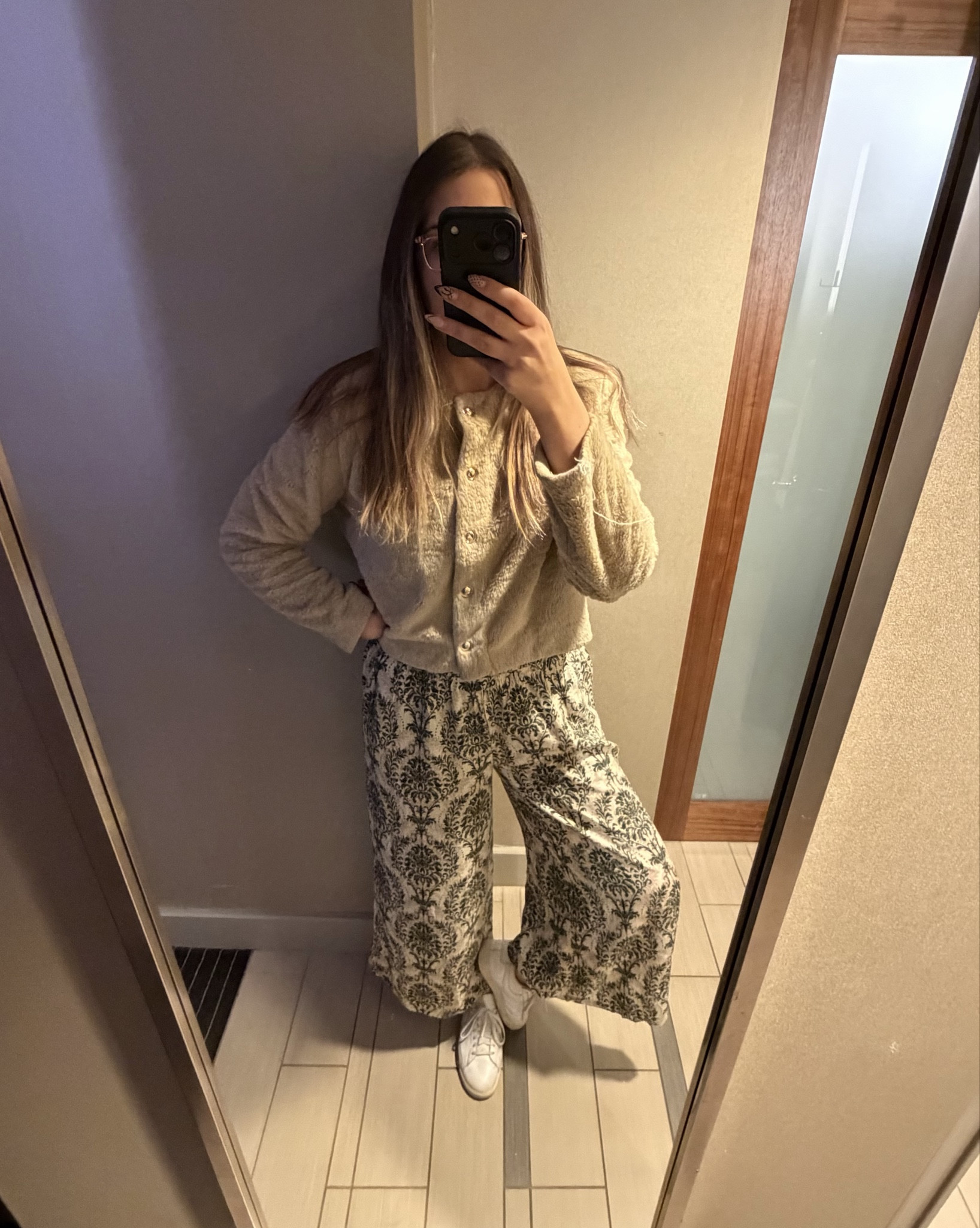 Day to night in NYC without a full outfit change.
Morning flight. Coffee in hand. Meetings, walking, maybe a martini if the schedule allows.
This is my travel-day formula: comfy enough for the plane, structured enough to feel put together after landing. NYC doesn’t wait and neither does my outfit.

NYC travel outfit | day to night outfit | travel style | airport outfit | winter layers
#NYCStyle #TravelOutfit #DayToNight #WinterLayers #CityChic


#LTKootd #LTKTravel #LTKdayinmylife