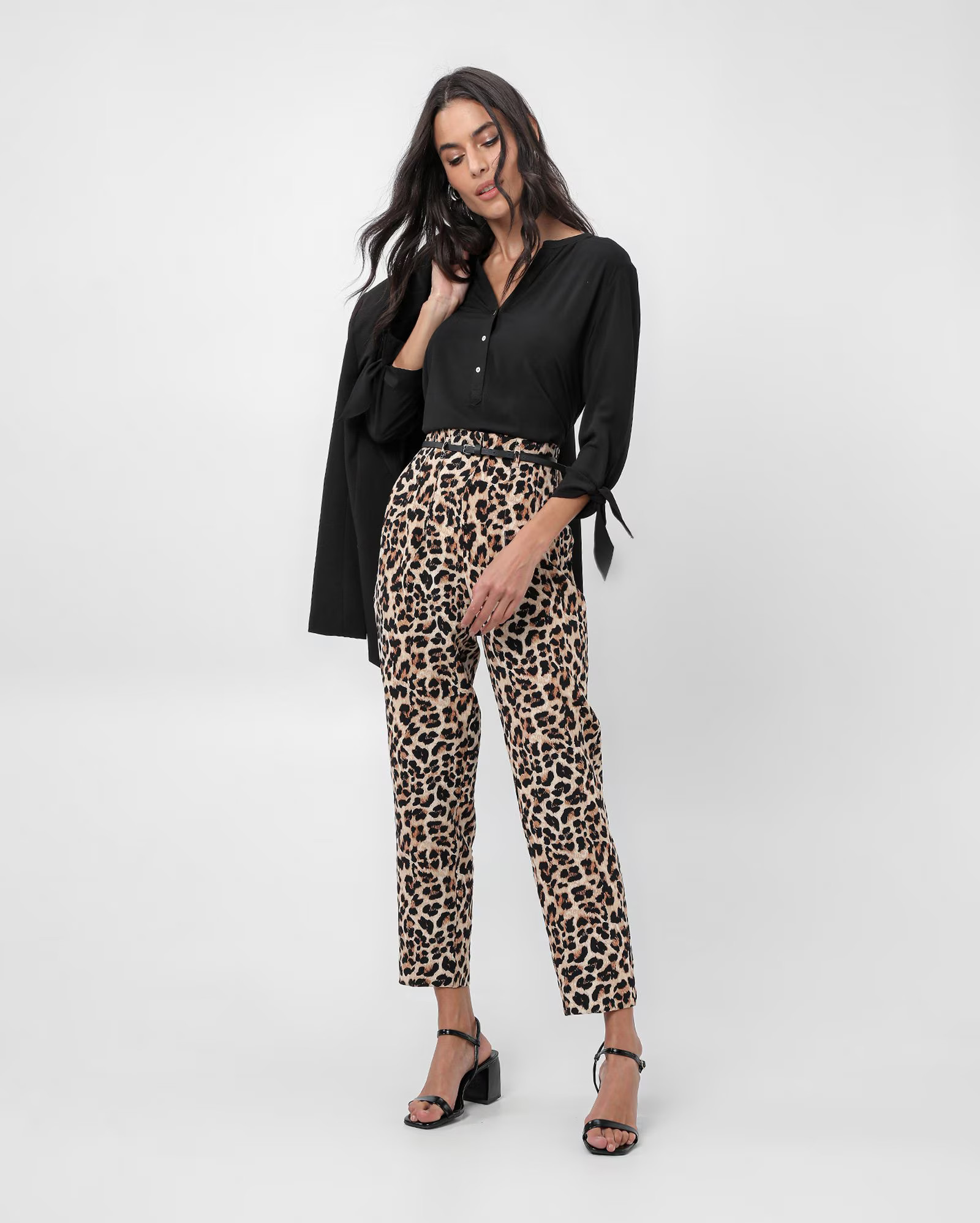 Calça feminina reta Luka com cinto animal print bege | AK by Riachuelo | Riachuelo (BR)