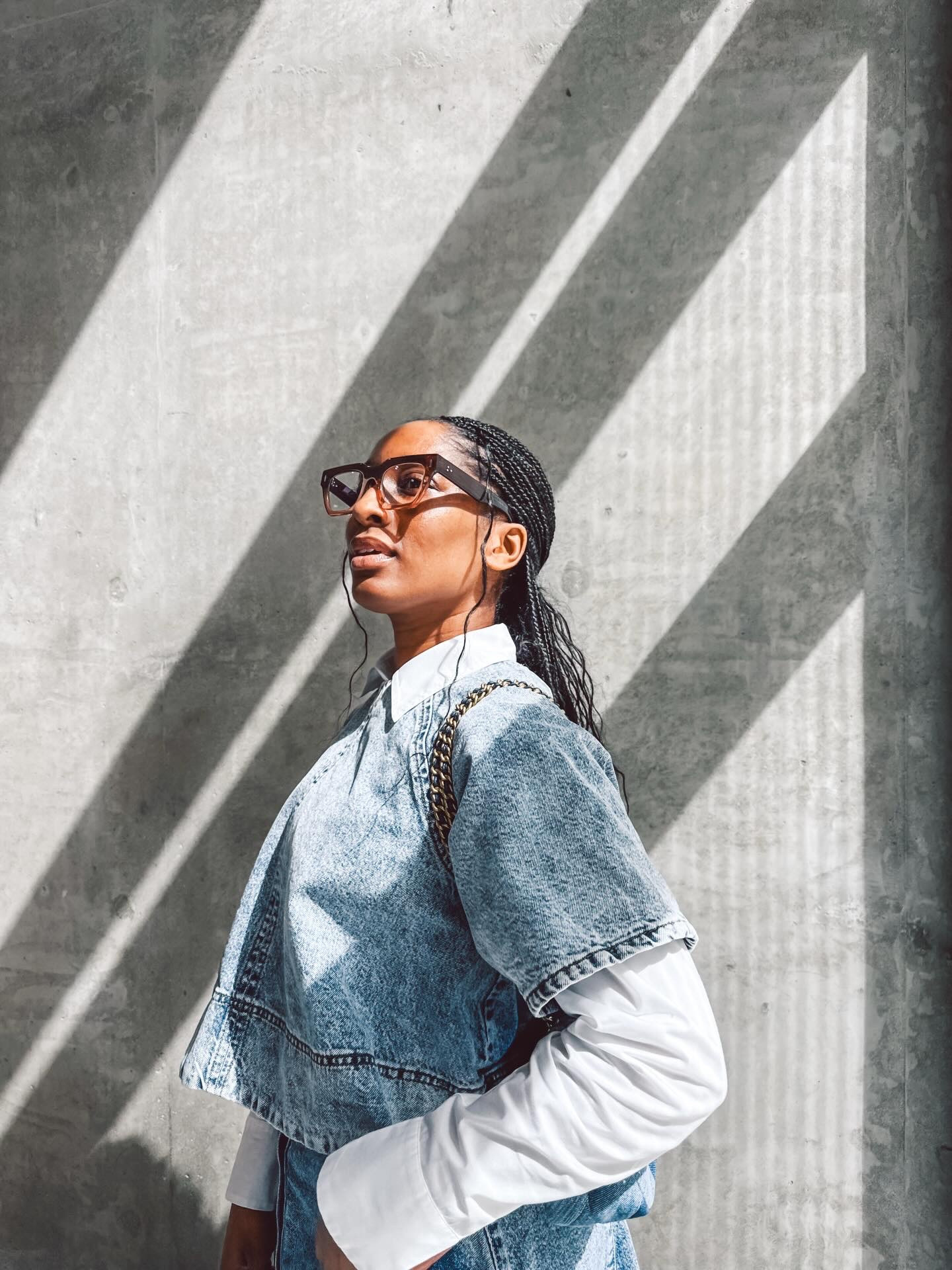 Downtown, sun hitting just right… and this look did what it needed to do ☀️

Layered denim will forever have my heart—easy, elevated, and just enough edge. But let’s talk about the real moment… these Padulla frames from Yesglasses 🤎 they pulled everything together effortlessly.

If you’ve been thinking about upgrading your frames (prescription or not 👀), this is your sign—use code JANEE25 for 25% off your order!

So tell me—are you here for the denim layers or the frames? ✨