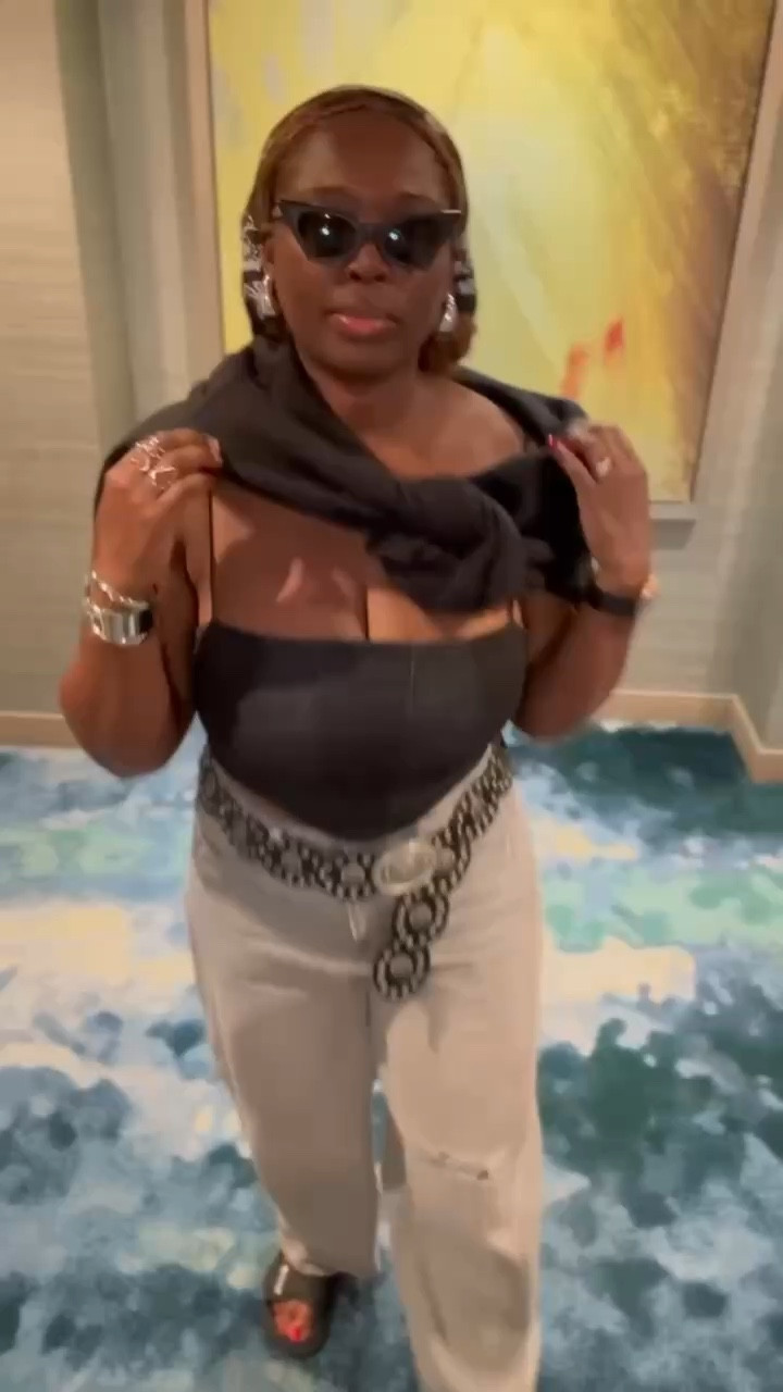 Travel day fit-comfortable, cool and a little country! Ready for anything with a sweatshirt, high waist gray jeans👖, a bandana and a statement belt! 

#travel#jeans#midsize

#LTKTravel #LTKStyleTip #LTKMidsize