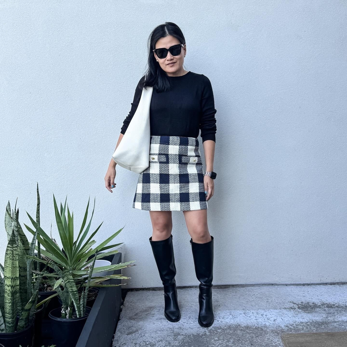 I can feel fall coming. It’s there somewhere! 🤣 I took a break last week. ‘Twas busy with hub’s birthday outings. 

𝐎𝐔𝐓𝐅𝐈𝐓 𝐃𝐄𝐓𝐀𝐈𝐋𝐒:
Shoes: @unisa_shoes_and_accessories ; Skirt: @macys ; Top: @amazon ; Bag: @marcjacobs ; ☀️: @maisonvalentino 

#falltransition #fallfashiontrends #fallstyle #fallstyleinspo #petitestyle #styleinspiration #osipskirtweek #skirtstyle