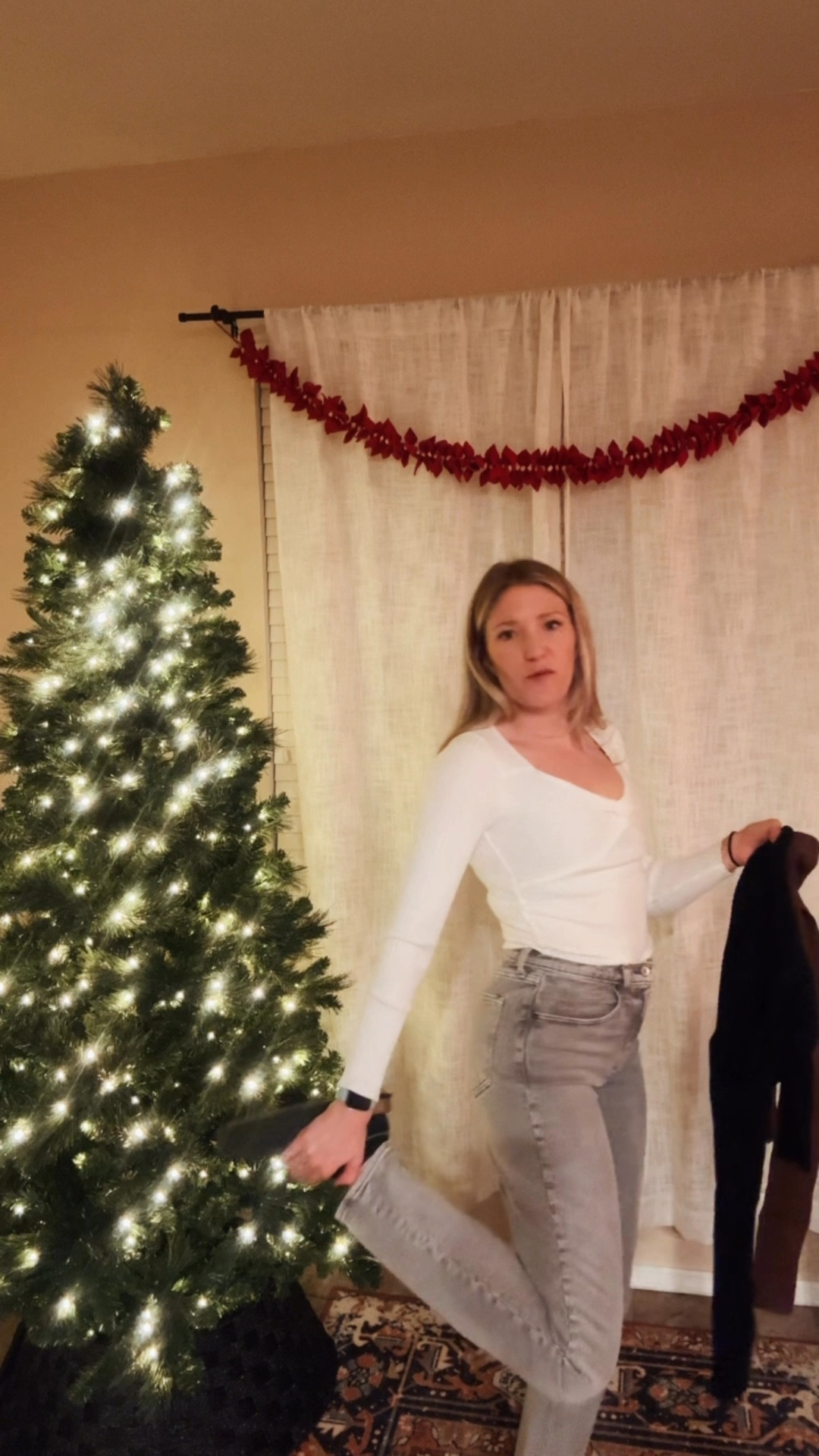 Cutest light weight sweater✨

#LTKSaleAlert #LTKWatchNow #LTKHoliday