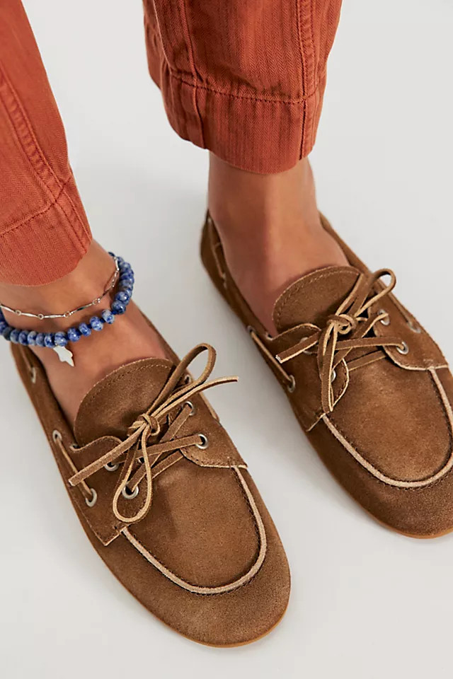 Yachting Day Boat Shoes par Jeffrey Campbell en Rouge Brossé, pour femme taille: US 9.5 chez Free People | Free People FR