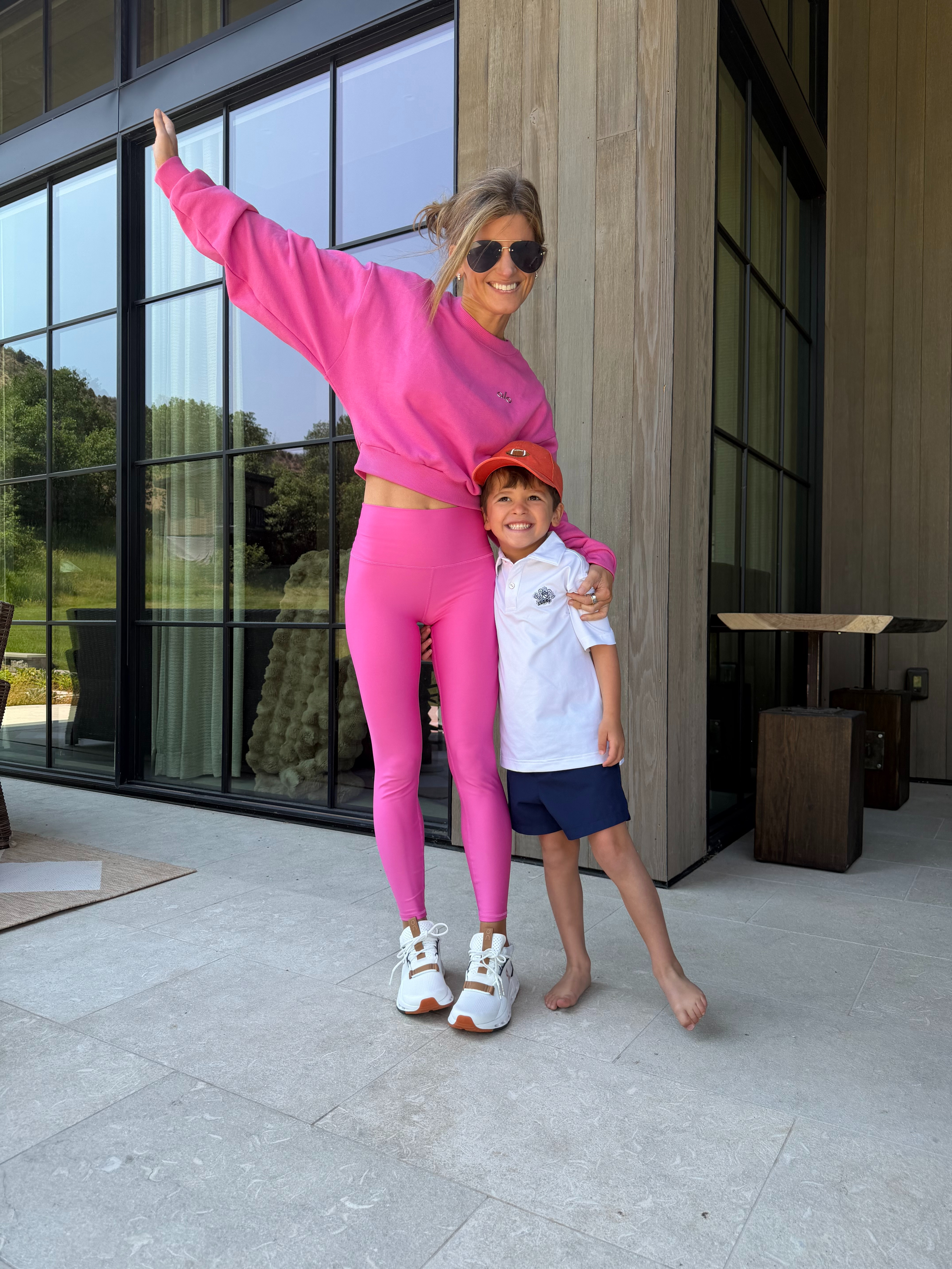Alo hot pink set - wearing XXS in leggings, S in crewneck and XS in bra 

 