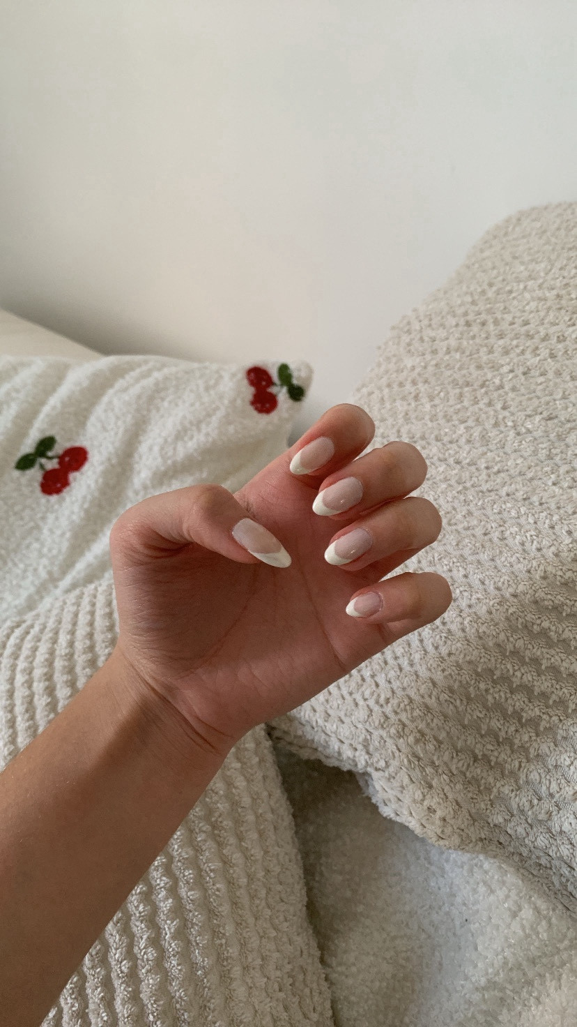 todos os produtinhos que uso para fortalecer a minha unha e fazer as francesinha! segue passo a passo: 
1º serum fortalecedor 
2º fortalecedor casca de cavalo 
3º base fortalecedora risqué
4º bianco puríssimo risqué
5º rendinha risqué 
6º gel fixador risqué 

#LTKGiftGuide #LTKbrasil #LTKbeauty