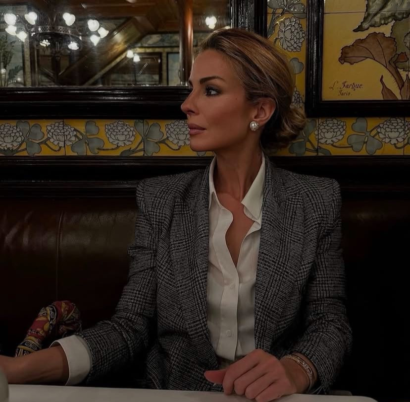 Grey plaid blazer 
White button down shirt 
Chunky Pearl earrings 

#LTKPetite #LTKStyleTip #LTKWorkwear