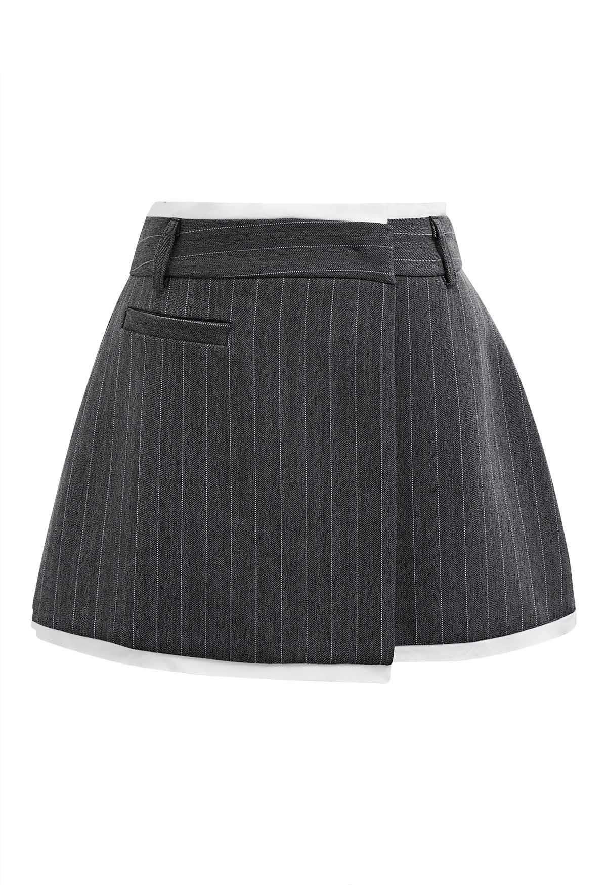 Minifalda de raya diplomática con solapa y borde en contraste en color humo | Chicwish