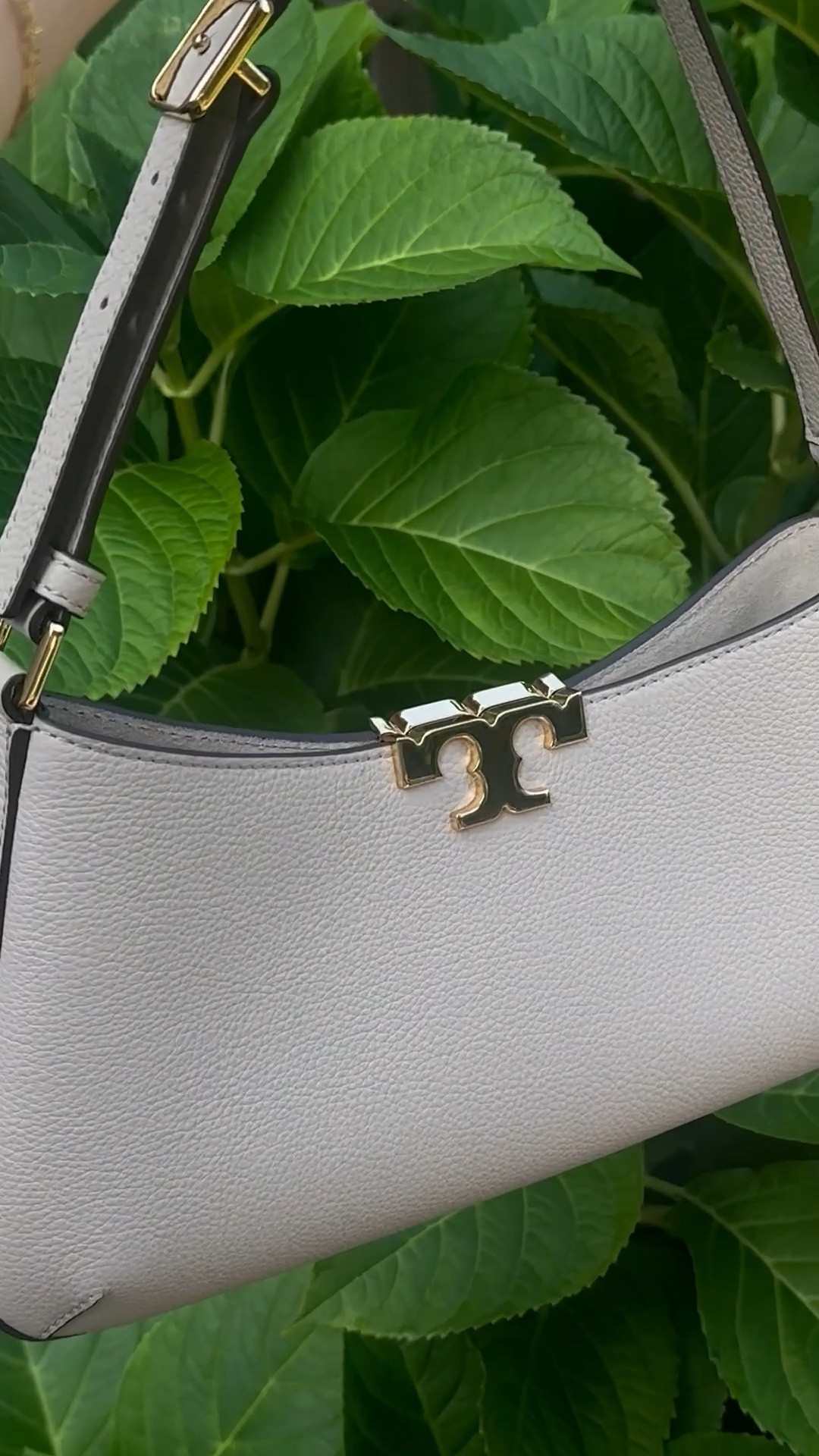 fall bag alert 🚨🚨🚨🚨 this taupe #toryburch bag has me in a chock hold!!!

#LTKFallSale #LTKItBag #LTKStyleTip