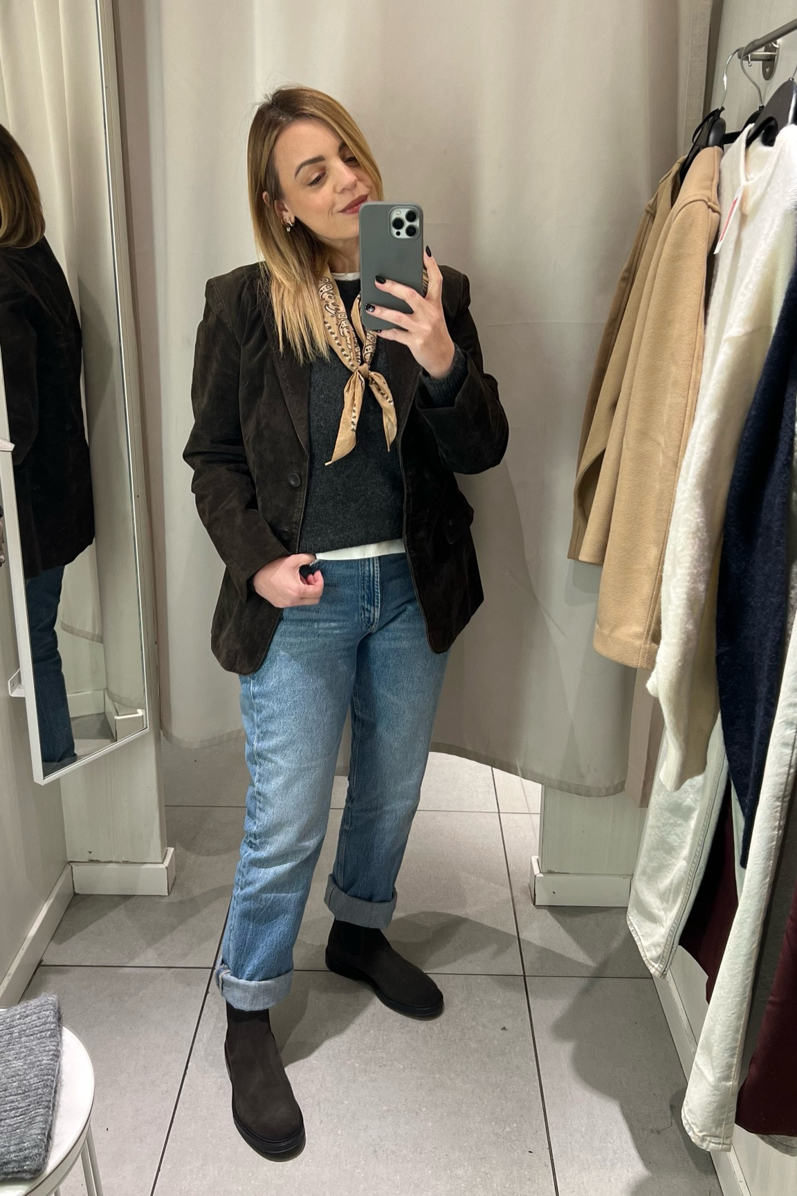 Casual outfit for winter days 

Brown blazer, blazer di camoscio, grey sweater, maglione grigio, bandana foulard, jeans, Chelsea boots

#LTKwinter #LTKitalia #LTKeurope