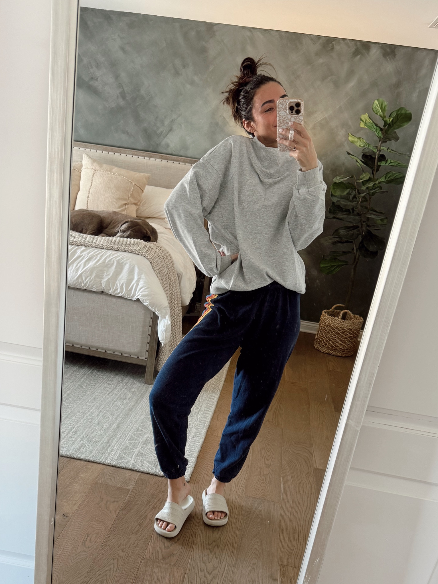 My fav comfy sweatpants 


Aviator nation, Amazon, adidas, comfy outfit, athleisure, lounge wear, slides 

#LTKTravel #LTKFindsUnder50 #LTKStyleTip