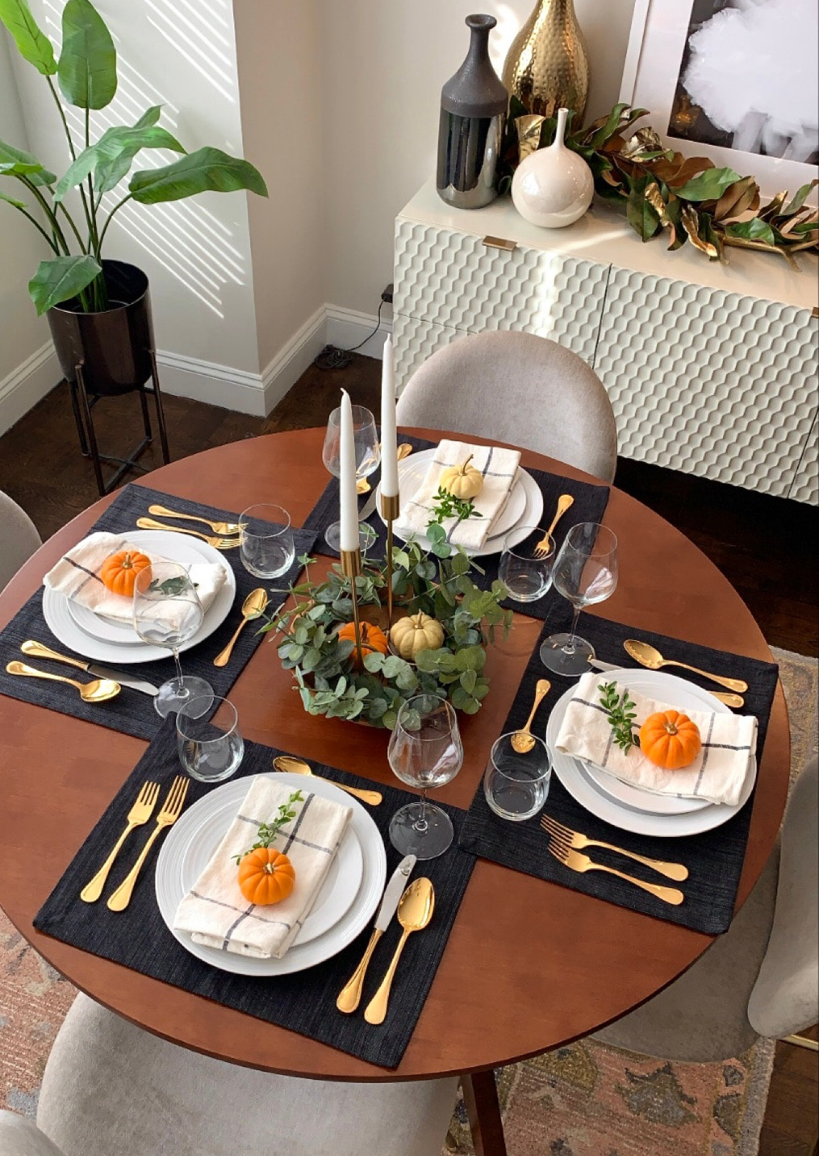 Getting in the mood for a fall themed dinner party!



Tabletop 
Table decor
Fall home decor
Thanksgiving
Halloween party
Autumn 
Plaid
Pumpkin casserole 
Kitchen plates

#LTKhome #LTKSeasonal #LTKparties