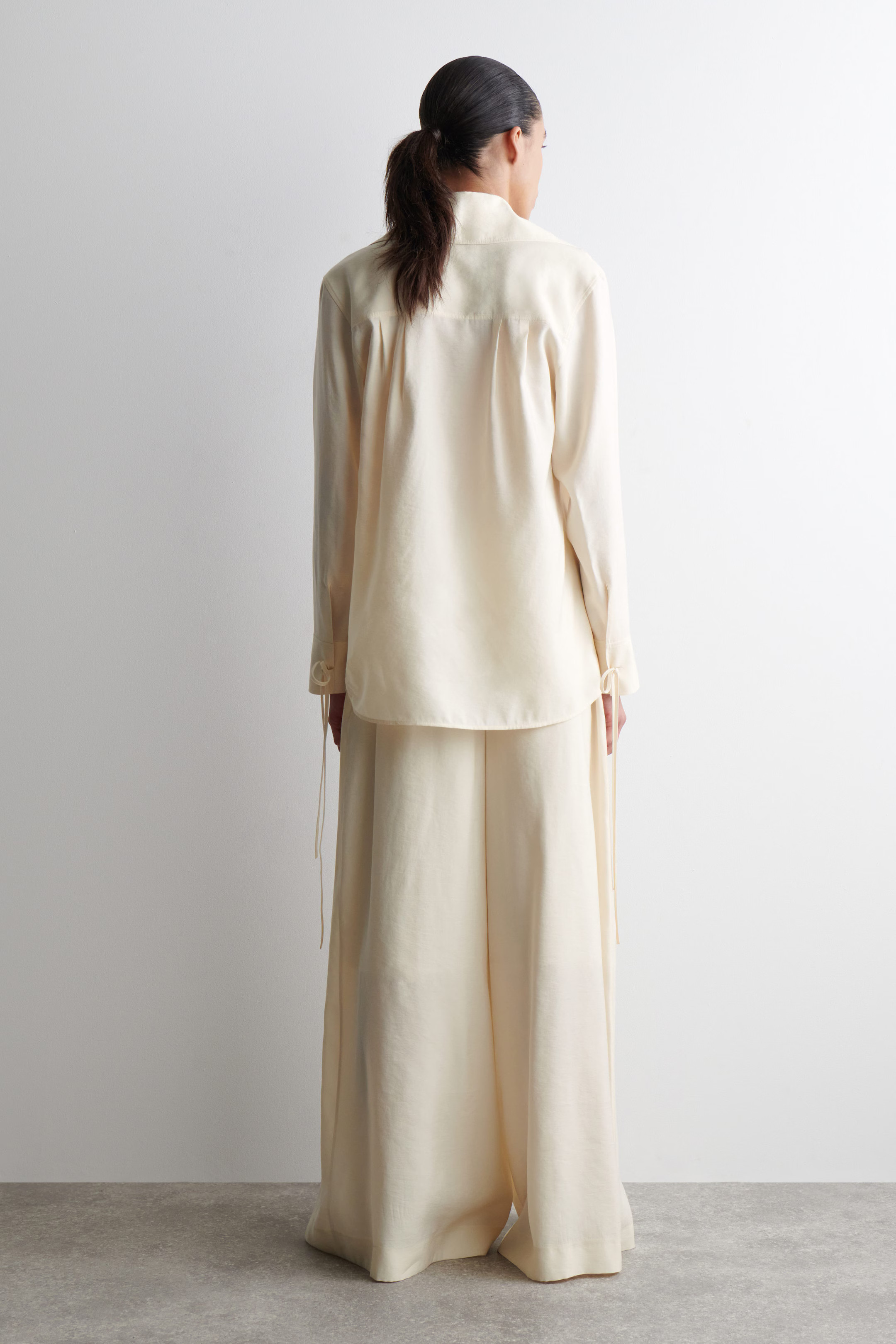 PANTAL\u00d3N WIDE LEG DE MODAL CON PINZAS - CRUDO | COS ES | COS (EU)
