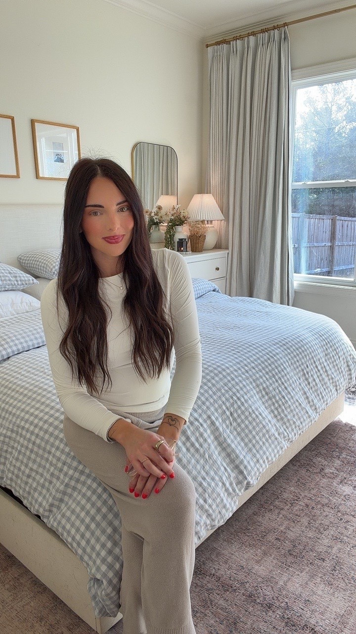 There is nothing better than climbing into a bed that feels like a luxury hotel 🤍

I’m so picky about bedding — it has to be breathable, soft, and look elevated without feeling fussy. This set from @onequince is truly one of my favorites. The quality is unreal, the texture feels high-end, and it instantly makes the whole room feel more designer.

Good bedding is one of those things you’ll never regret investing in. It completely transforms a bedroom.

#quincepartner