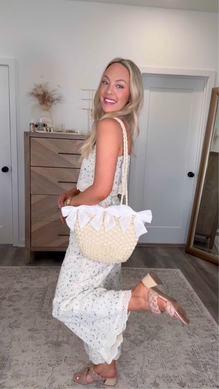 Floral Matching Set for Spring

Use code TAYLORLOVE20 for $$$ off Petal & Pup

Spring Outfit, Neutral Purse, Feminine Style, Matching Set, Neutral Heels

#LTKitbag #LTKstyletip #LTKSeasonal