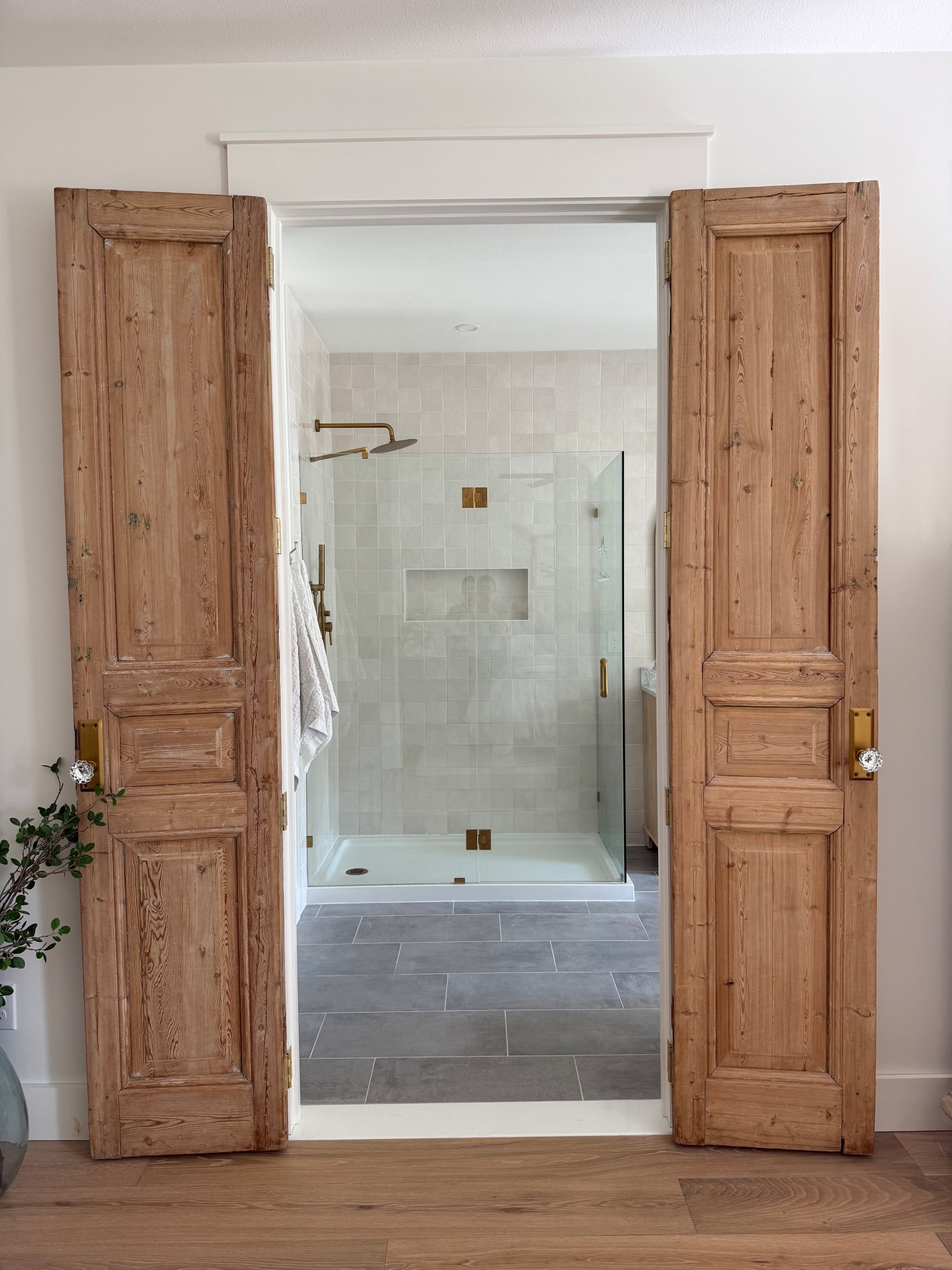 Door knobs. Crystal knobs. Brass knobs. Knob with backplate  

#LTKHome