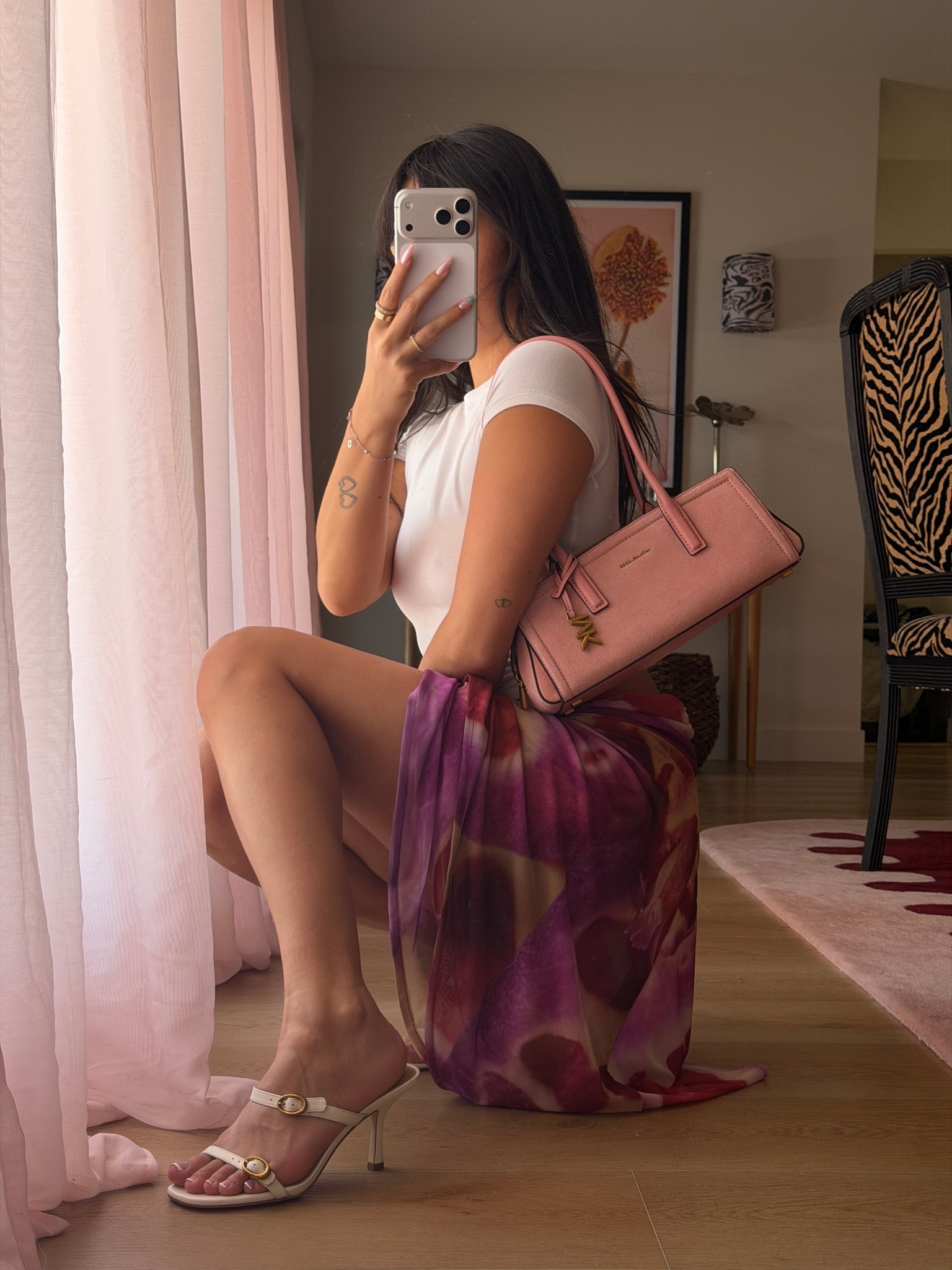 wearing @michaelkors Laila Small Suede Shoulder Bag in Primrose 🩷 a sleek east-west silhouette! absolutely love the pop of color it adds to any outfit!

#mkpartner #michaelkors