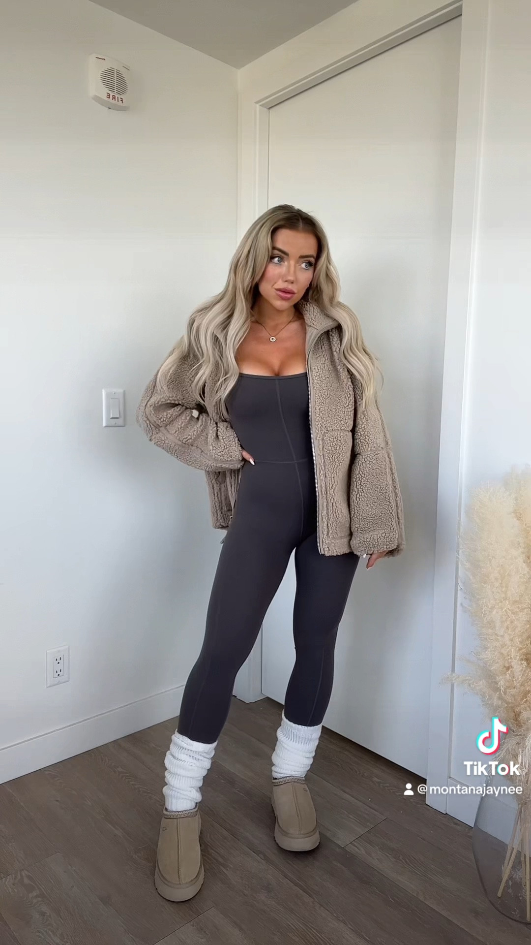 How I style my H&M teddy jackets 🧸

Fall fashion, fall outfit, teddy jacket, jumpsuit, cozy outfit 

#LTKSeasonal #LTKsalealert #LTKstyletip
