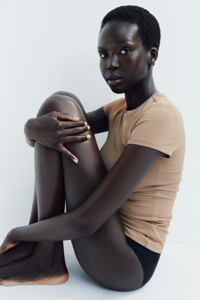 Fitted microfibre T-shirt - Black - Ladies | H&M GB | H&M (UK, MY, IN, SG, PH, TW, HK)