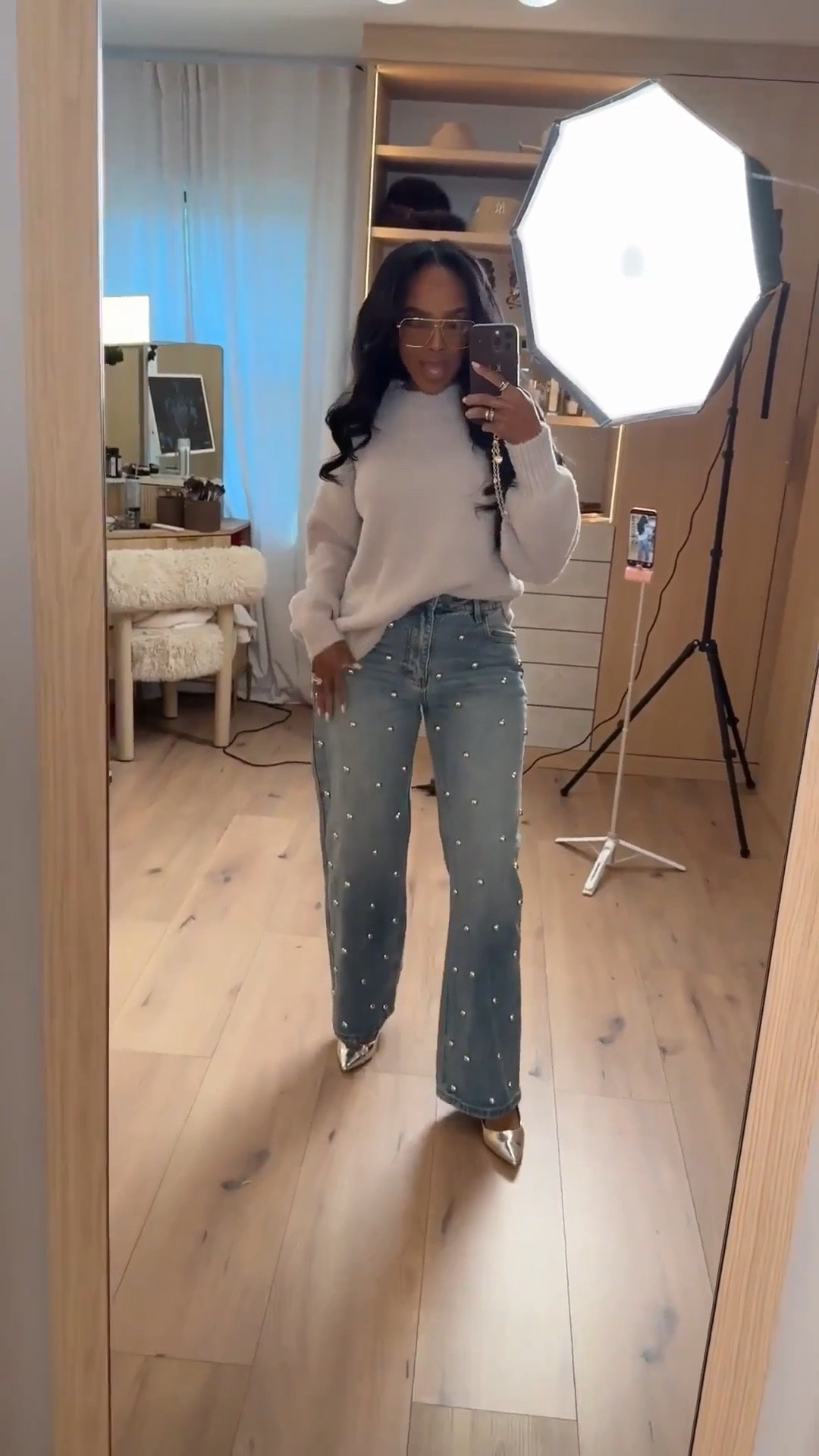 Scroll to shop! Cute jeans with a causal top because these jeans can clearly speak for themselves. ✨  

#LTKootd #LTKPetite #LTKgrwm