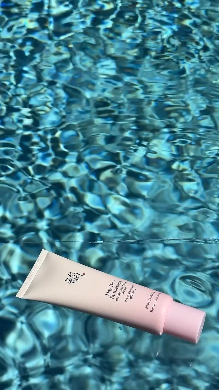 luxury skin starts with SPF ☀️💦
weightless, invisible, and pool approved 🤌🏻

PR gifted by @beautyofjoseon_official 

Korean skincare, skincare essentials, spf, skincare lover, glass skin, beauty, UGC, UGC creator, pool vibes, soft girl, it girl, aesthetics

#kbeauty #koreanskincare #ugccreator #aesthetic #skincareroutine