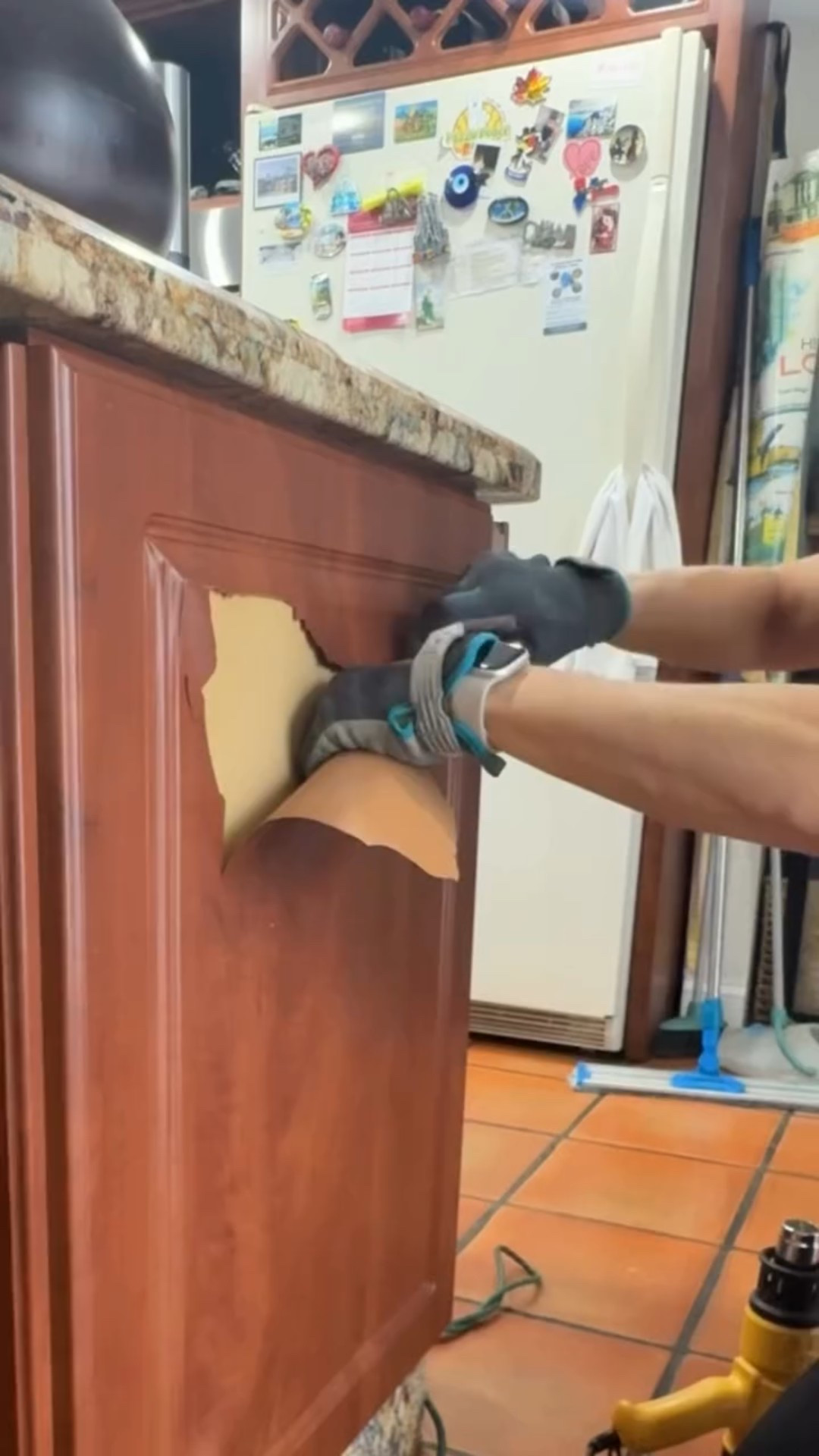Well that escalated quickly! 😅 
After noticing an air bubble on the kitchen island cabinet, we decided to see what was underneath!
I can’t believe how easy this stuff came off.
Follow to see how it turns out! Would you have had to satisfy your curiosity too or just or left it alone? 
I will say it was super satisfying to remove! 
#kitchencabinetmakeover #kitchenisland #cabinetmakeover #laminatedcabinets #diykitchenmakeover