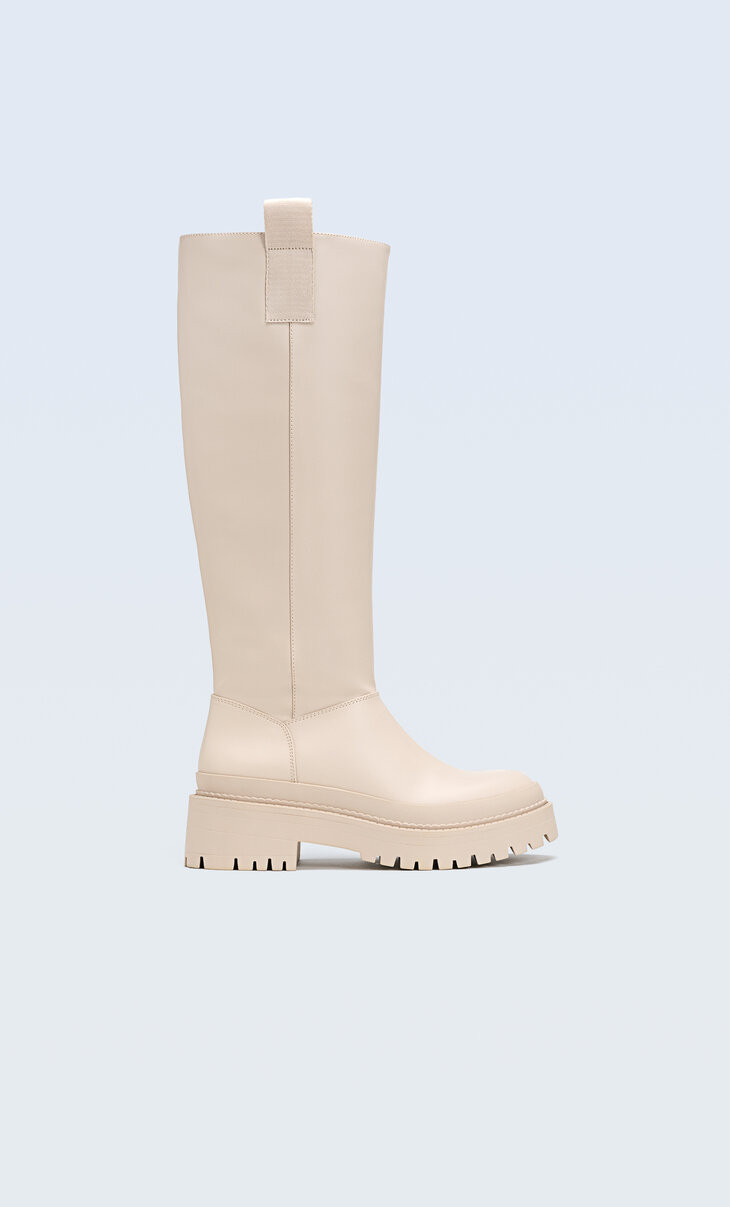 Platte gecoate laars - Mode voor dames | Stradivarius Netherlands | Stradivarius (NL)