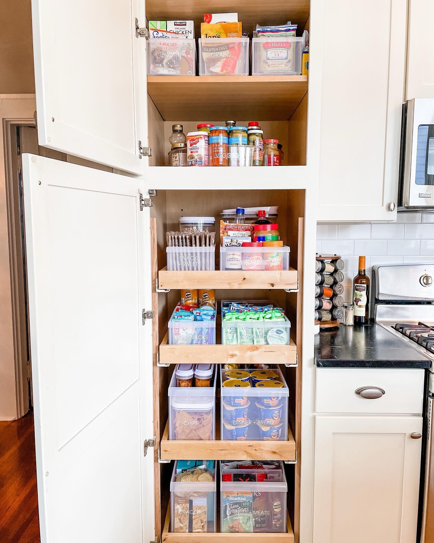 You know we LOVE a good pantry!! It may look simple (and we sure hope it is simple to maintain), but when a space ends up this perfect it is because of the time spent measuring + planning! Get the tape measurer out BEFORE you head to @thecontainerstore.