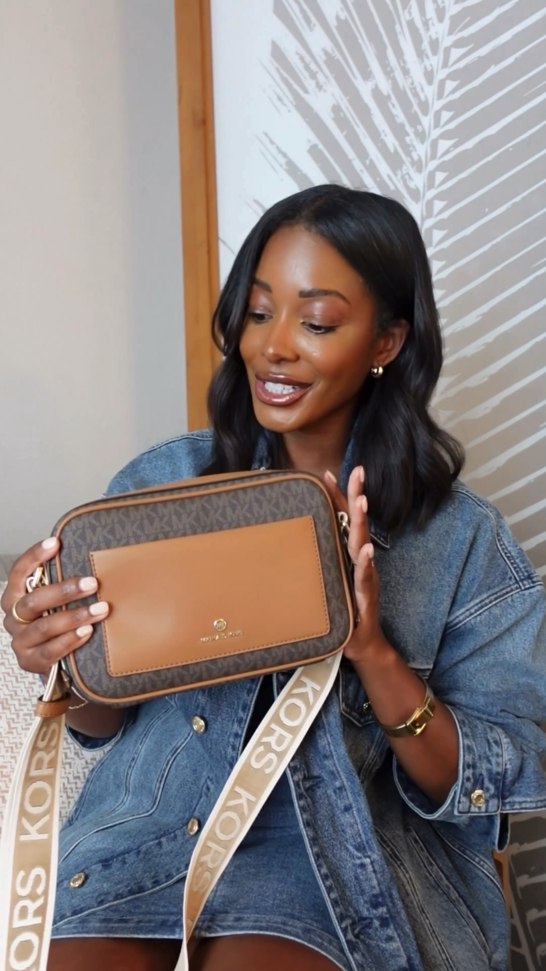 What’s in my bag - some on the go essentials in my @michaelkors Maeve bag. Literally the cutest crossbody in which I throw in what I need for the day! It’s chic, easy and fits way more than meets the eye 🙌🏾 mkpartner #michaelkors