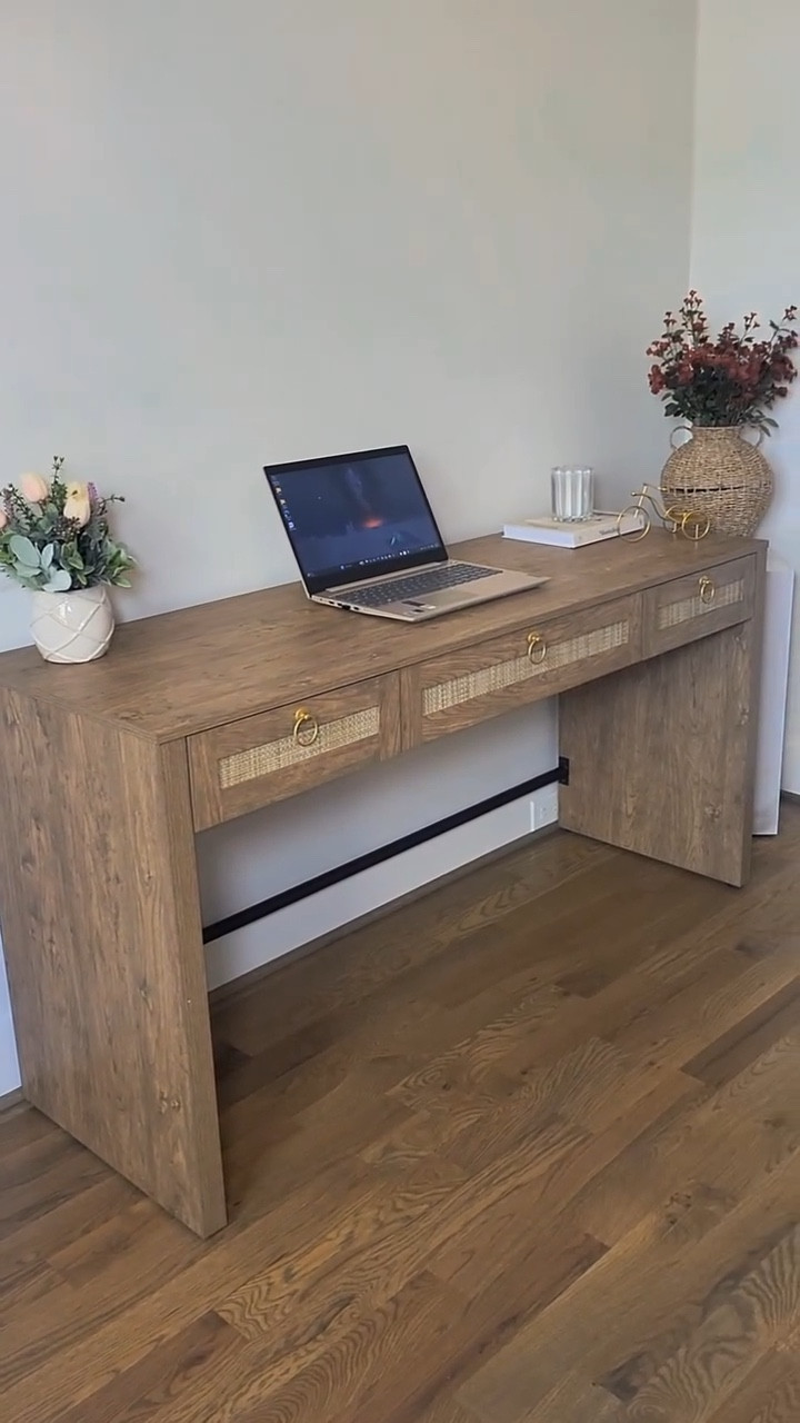 This beautiful desk from SICOTAS has the perfect balance of style and functionality 🤍
Its three drawers are ideal for keeping everything organized, and its color... simply adds that elegant and minimalist touch to my space 🌿💫

Definitely an upgrade that transforms my entire workspace ✨
 Comment desktop and I'll send you the link 

#HomeOffice #Desk #MinimalistDecor #amqzonfinds #sicotas

#LTKmomlife #LTKHome #LTKSeasonal