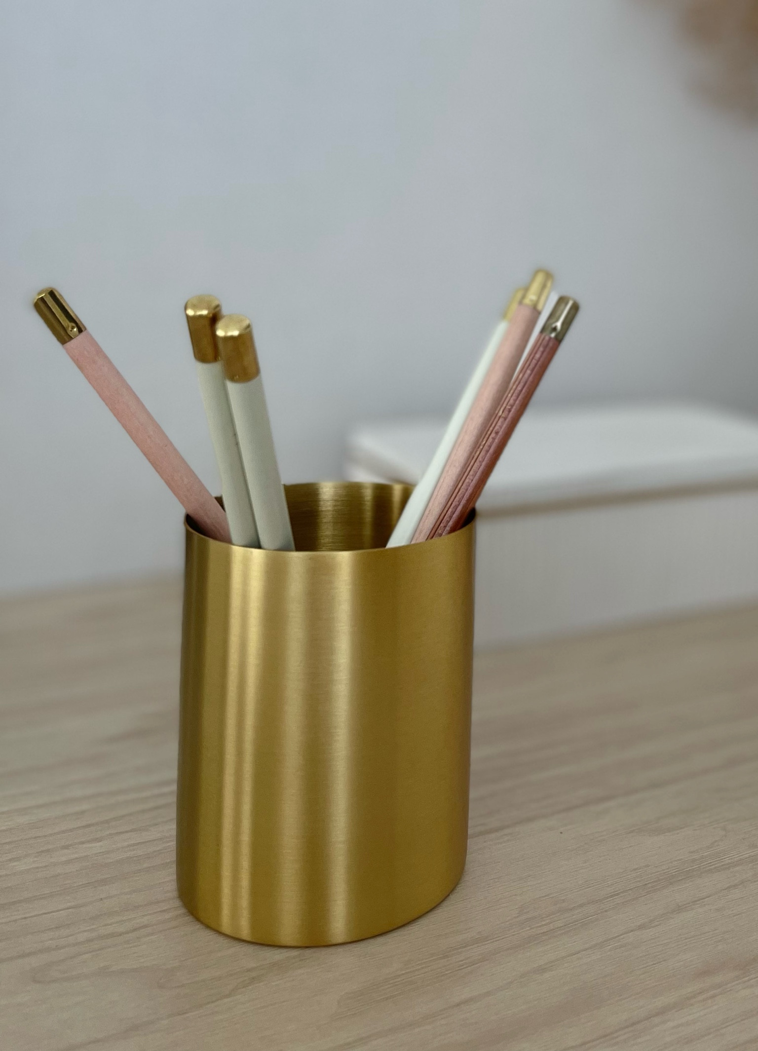 Stylish pencil holder
.
.
.
.
#homeoffice #officedecor #goldaccents #pencilholder #modernhome

#LTKhome