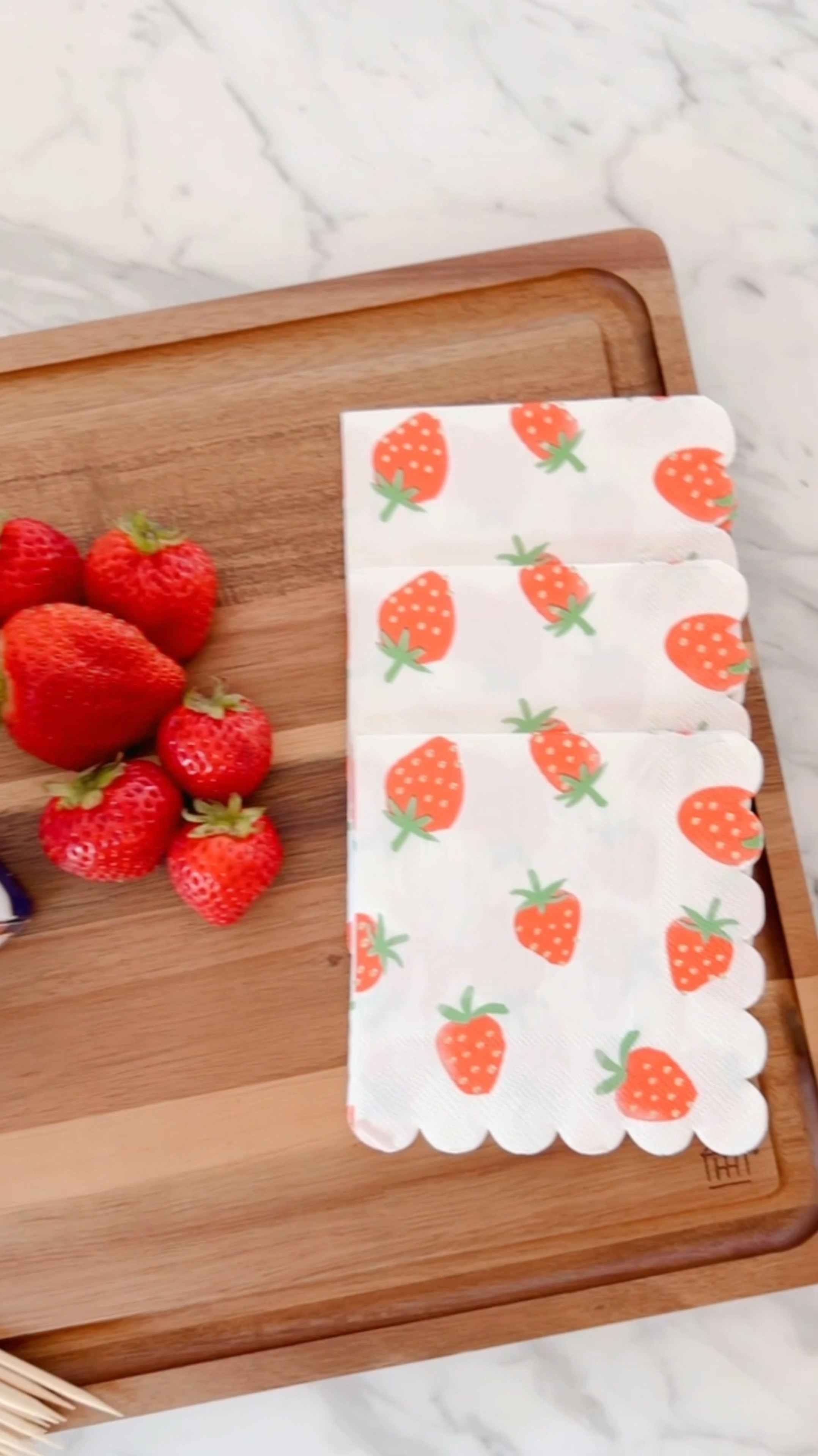 The perfect valentine’s Day dessert. What shows loveMore, than a plateful of donuts and strawberries. Everything linked here to re-create.😍 