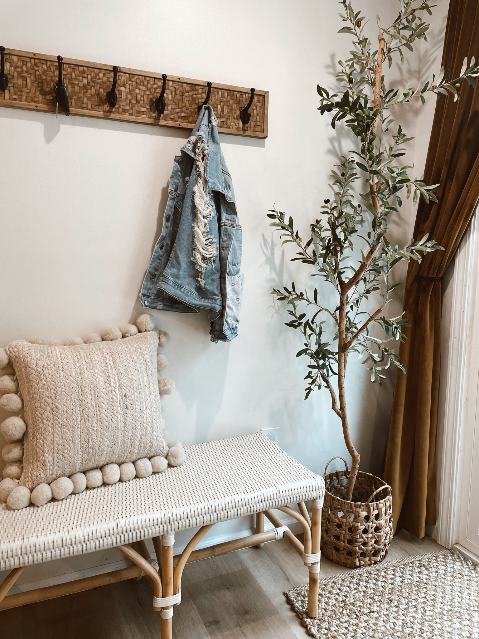 Neutral entryway boho decor



Pom Pom, Anthropologie, target decor, overstock, coat rack, entryway bench, throw pillows, olive tree, Jean jacket, fall home decor, boho style, boho home decor

#LTKfamily #LTKSeasonal #LTKhome