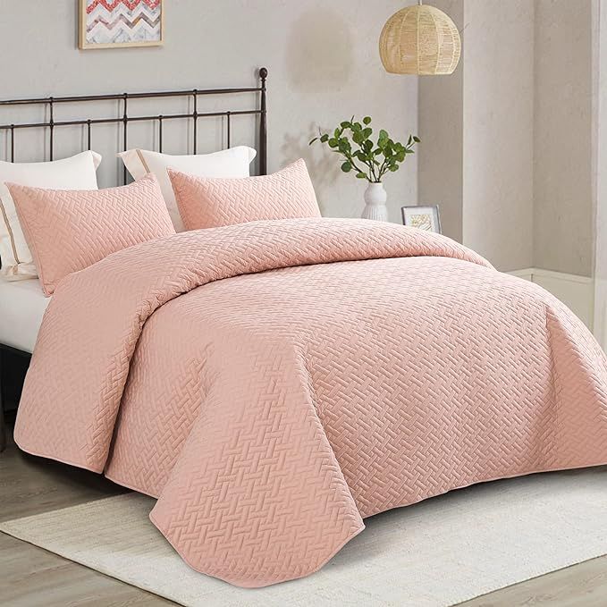 Exclusivo Mezcla 3-Piece King Size Quilt Set with Pillow Shams, Basket Quilted Bedspread/ Coverle... | Amazon (US)