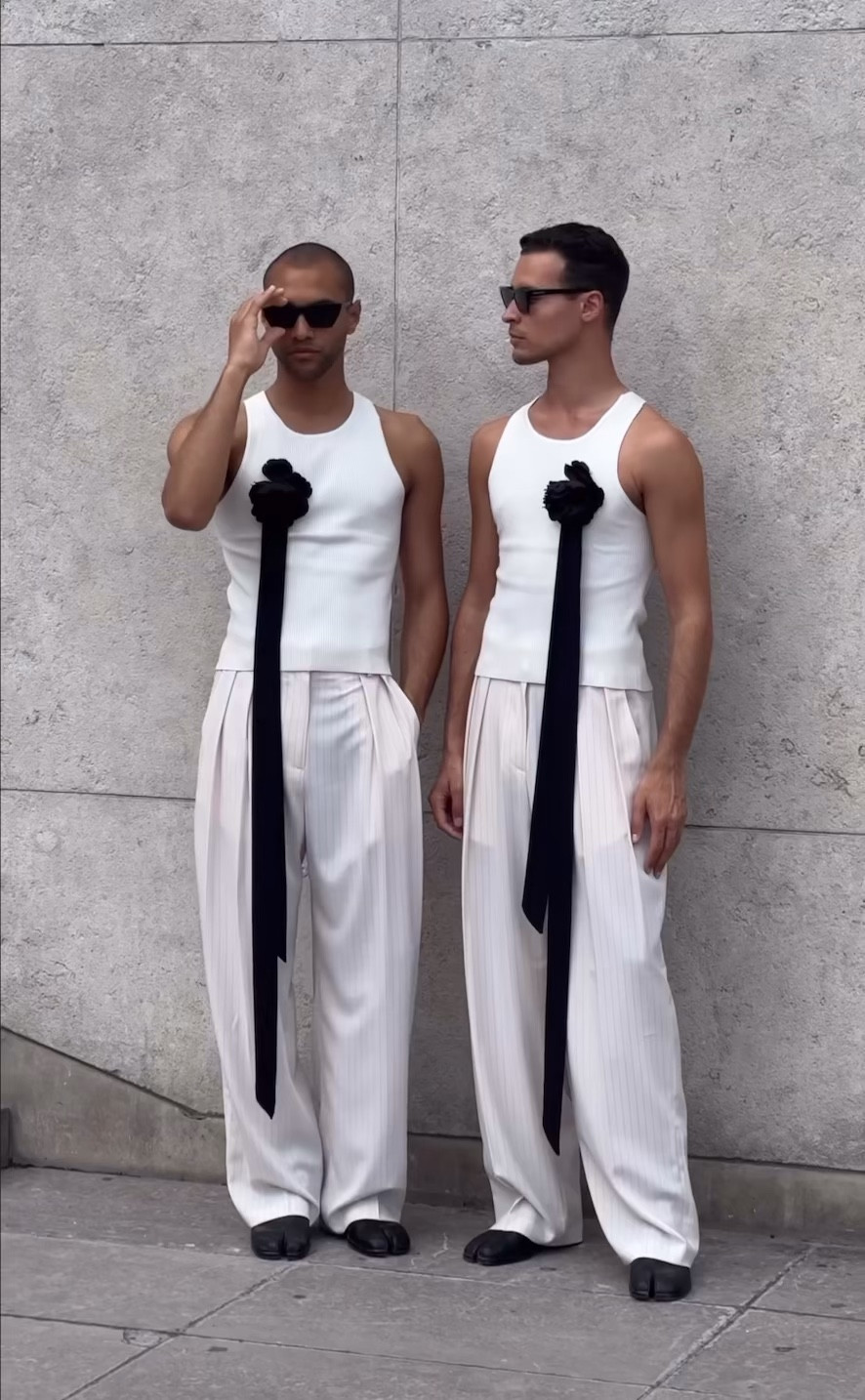Paris Fashion Week look 

pantalon tailleur large, pantalon tailleur blanc à fines rayures, débardeur uni blanc, débardeur simple blanc, broche rosette noire, accessoire rose, broche
#PFW #MPFW

#LTKstyletip #LTKeurope