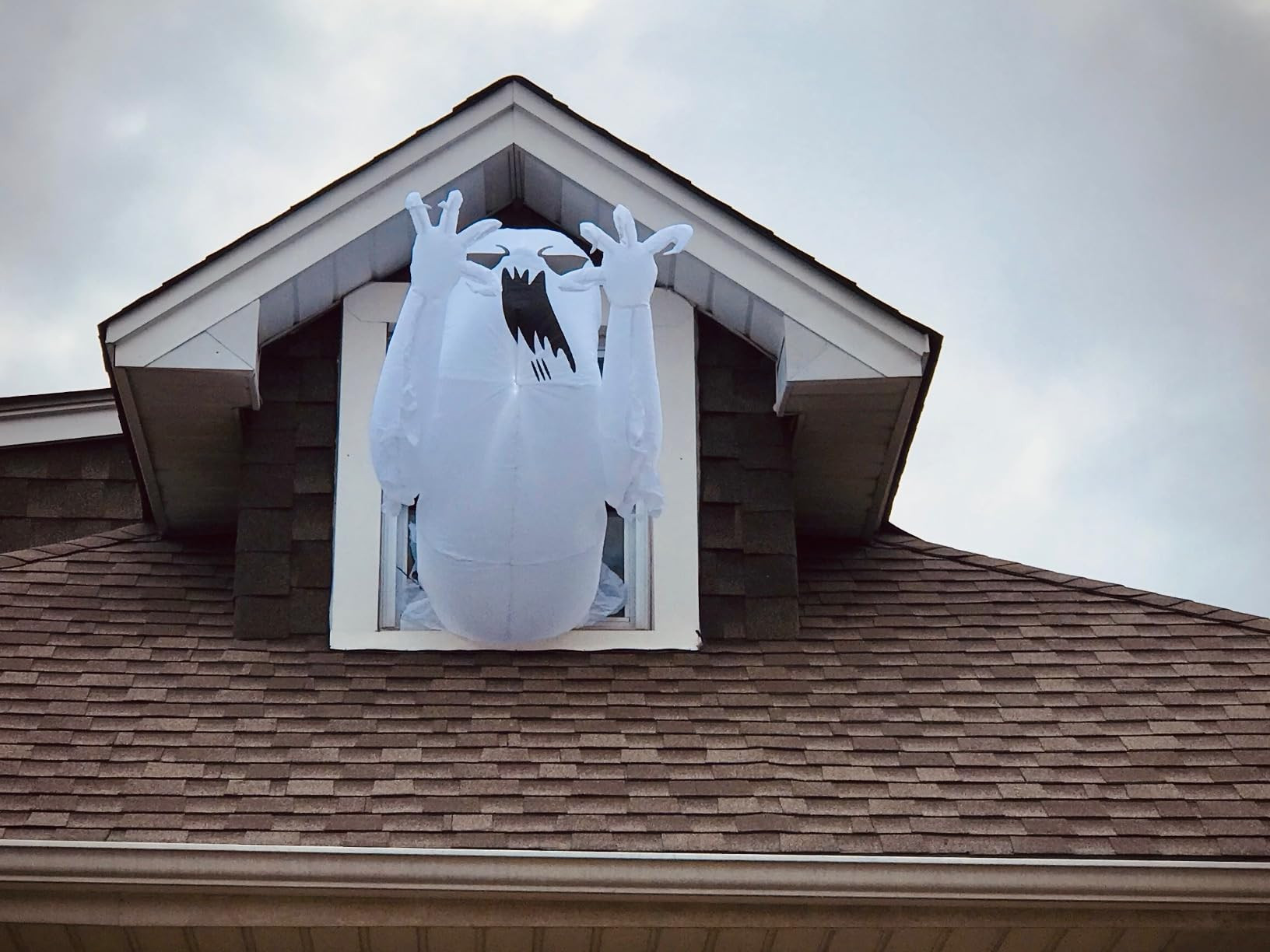 Joiedomi 4.5 FT Halloween Inflatable Scary Flying Ghost Broke Out from Window Inflatable with Bui... | Amazon (US)