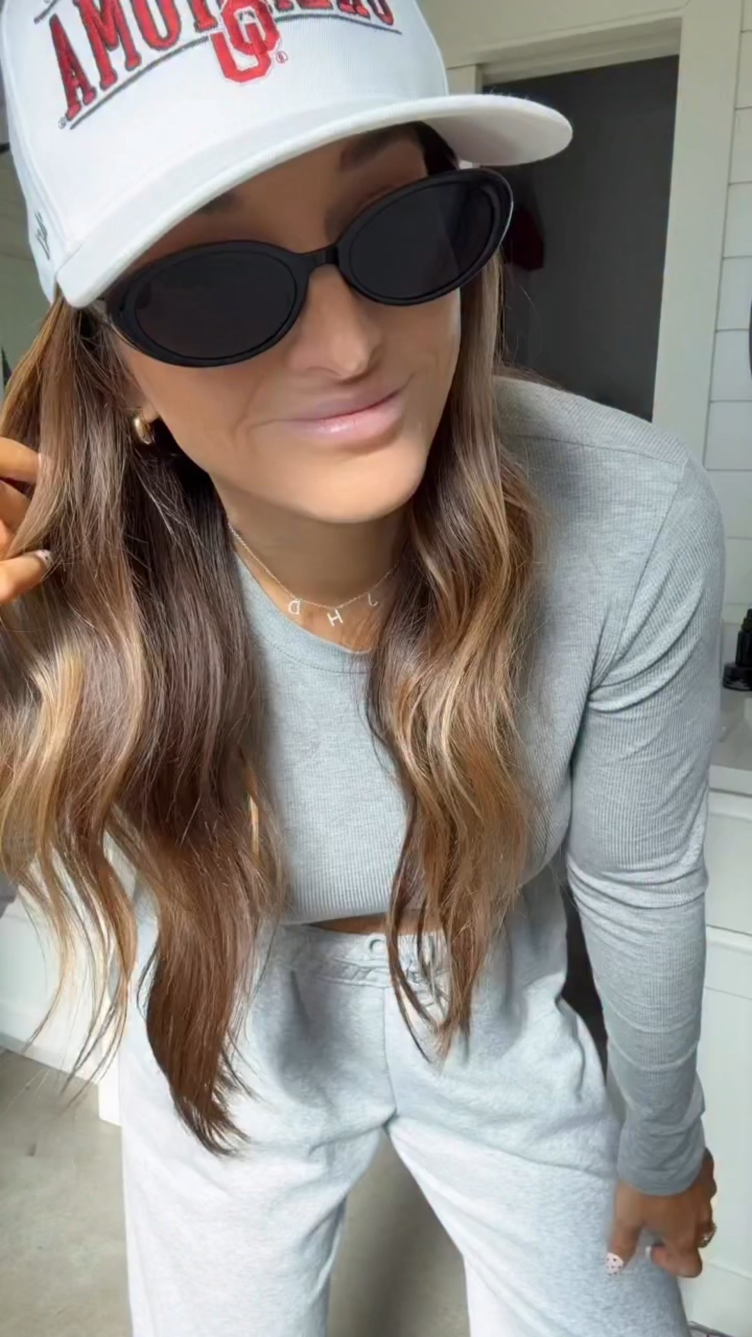 A baddie, but comfy. 💁🏼‍♀️

Comment “link” and I’ll send over the links for this comfy fit! 

It’s teenage daughter approved 🙌🏻

#momstylelife #casualmomstyle #affordablefashion #momlifeunfiltered