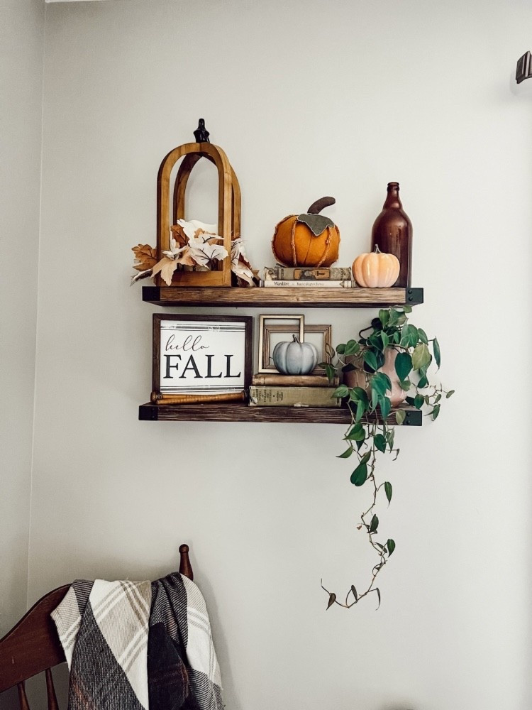 Loving these fall open shelves in the guest bedroom! 

#LTKSeasonal #LTKHome