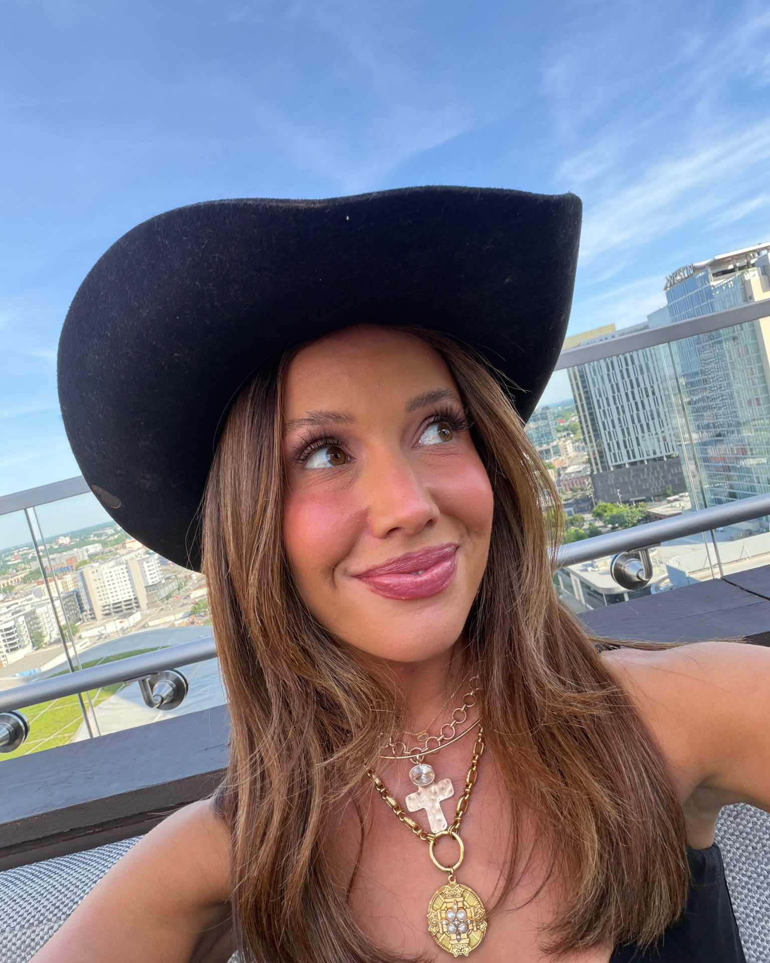 My makeup look for night one of CMA fest! Such a fun time here in Nashville xoxo beautiful night for a country concert 💖🤠 

 #LTKBeauty