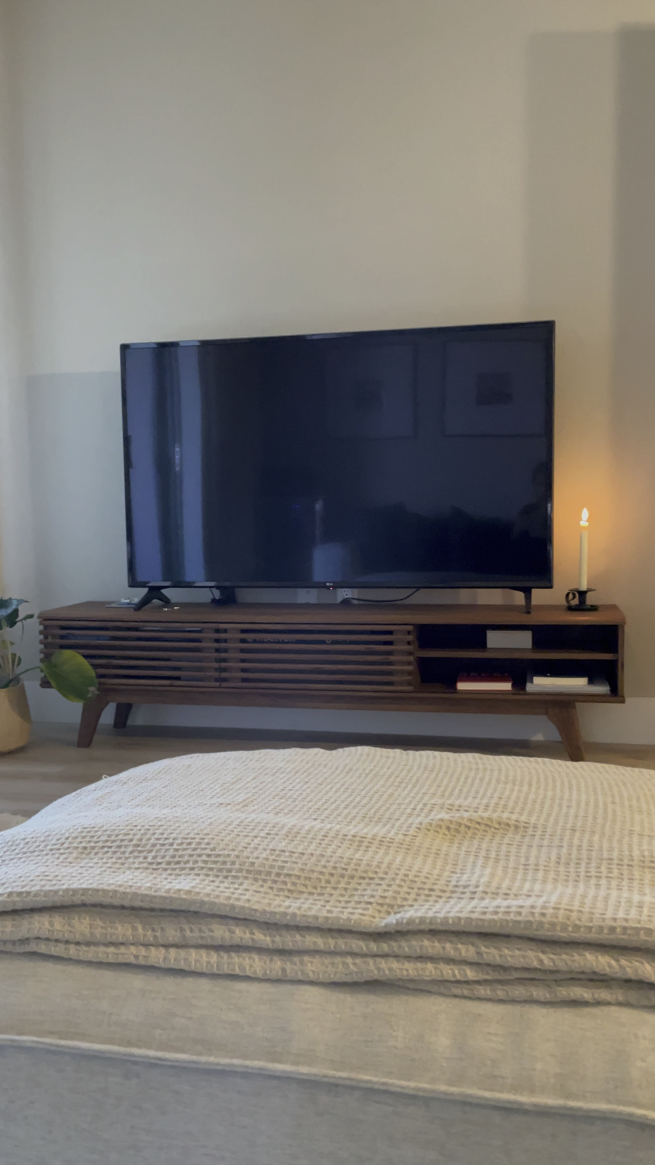 I loveeeeee my mid-century modern TV stand 🖤 


#LTKOver40 #LTKHome #LTKxWayfair