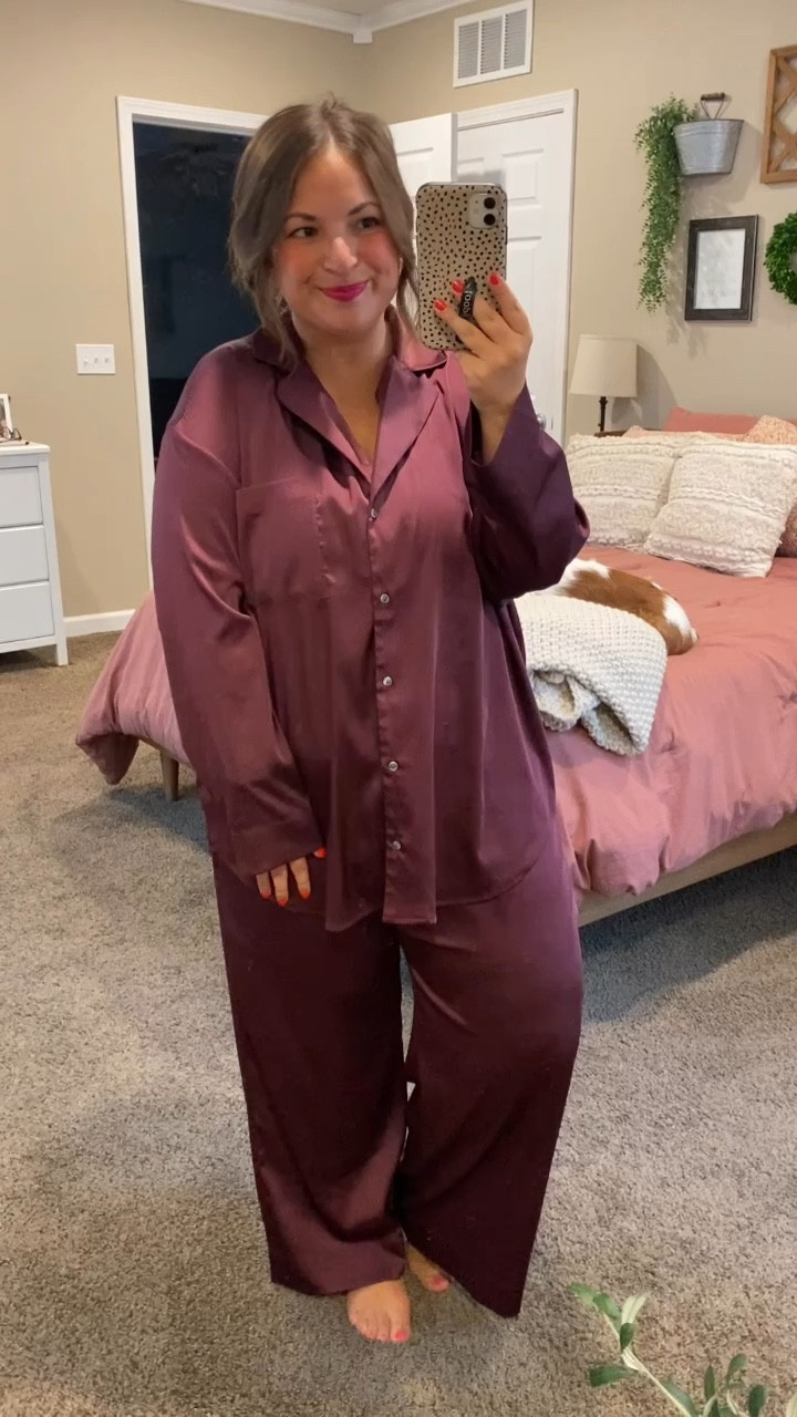 Ya can’t go wrong with a comfy pajama set! Love this one from Old Navy.

pajama set: fits true to size // wearing a petite large

Old Navy

#LTKFindsUnder50 #LTKStyleTip #LTKFindsUnder100
