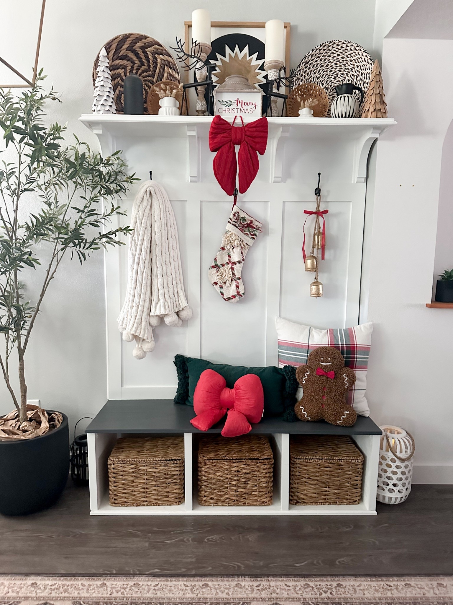 Christmas mud room -#christmas #bows #redandgreen #classdicchristmas #holidays #cozyhome 

#LTKHome #LTKSeasonal #LTKHoliday