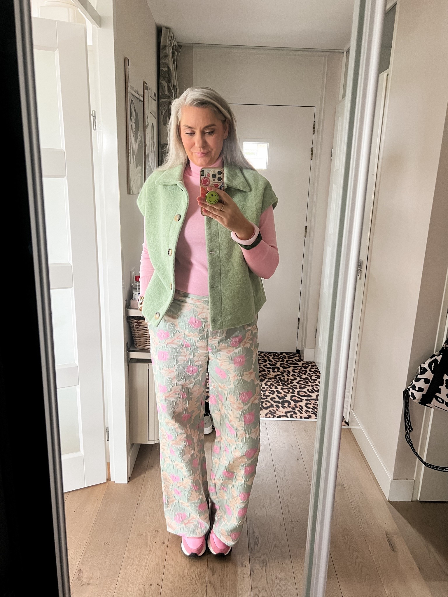OOTD - Zaterdag. Gebloemde broek van My Jewellery (xl), roze coltrui (HEMA, L) groen gilet (Norah, 44) roze en groene armbanden en roze sneakers. 



#LTKeurope #LTKwinter #LTKnederlands