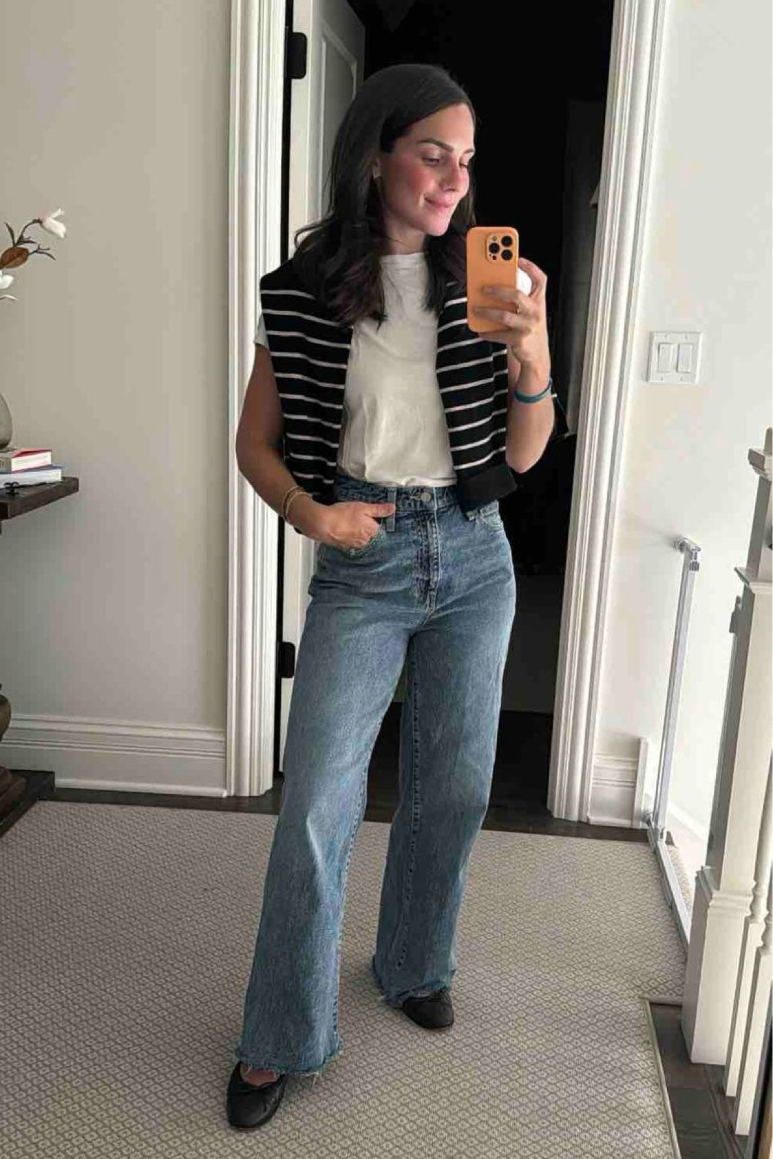 Easy and comfortable weekend errands outfit! 

Wide leg jeans // mom jeans // mom style // weekend wear // weekend style // denim trends 