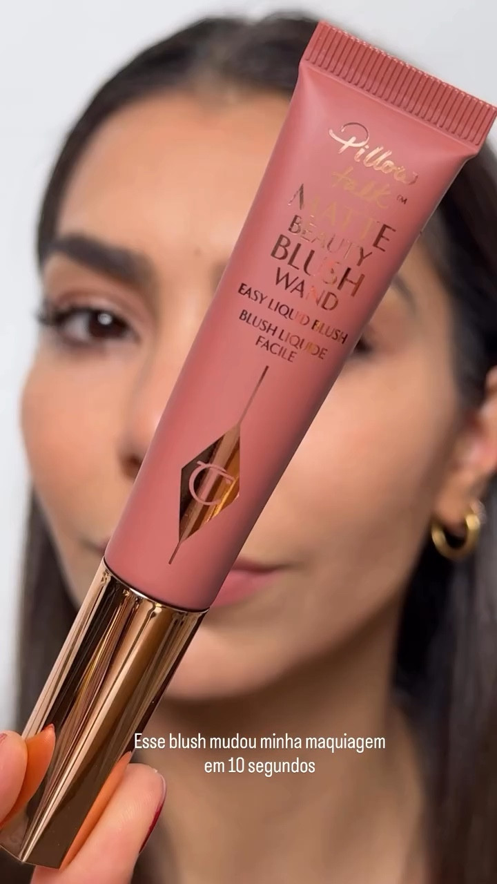 Esse blush é o tipo de produto que você usa uma vez e pensa:
“por que eu não comprei antes?”

O pillow talk da @charlottetilbury fica natural, fácil de espalhar e dá aquele efeito de maquiagem cara em segundos.
Virou item fixo na minha bolsa ! 
Salva esse vídeo pra testar depois
e me segue pra mais dicas reais de maquiagem 💄 
Link LTK 
#blush #pillowtalk #maquiagemnatural #maquiagem