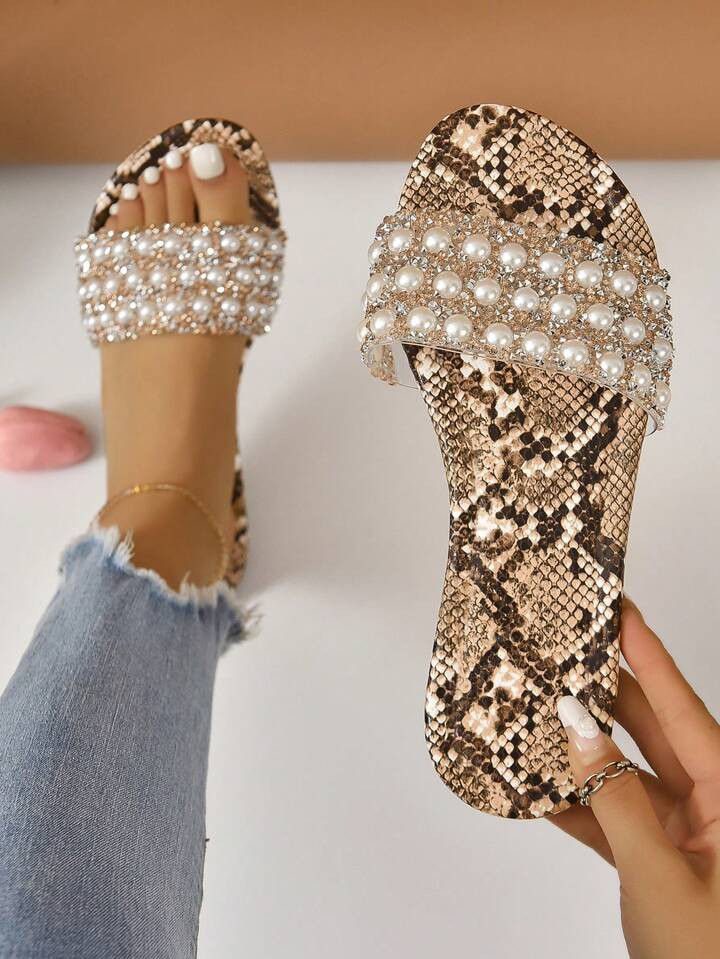 Women Comfortable Snakeskin Embossed Rhinestone & Faux Pearl Decor Flat Sandals, Fashion Summer G... | SHEIN