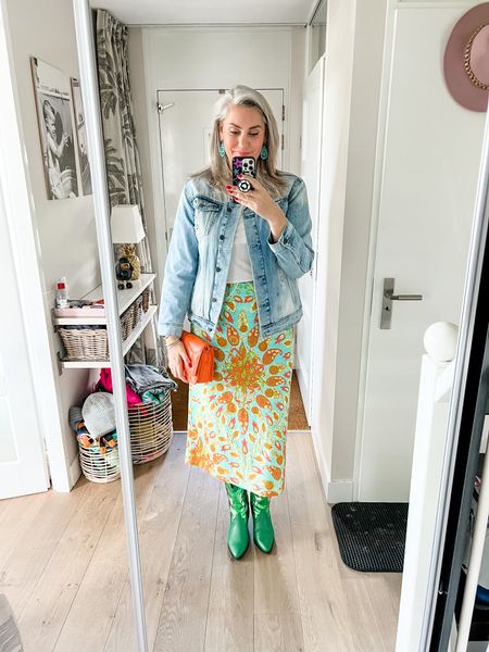 Outfits of the week 

A very old oversized denim jacket from Sissy Boy (M) paired with a basic white t-shirt with a boat neckline and a printed a-line midi skirt (old, Zara, L), green western boots (Sacha) and an orange purse (Manfield, current).

#LTKstyletip #LTKeurope #LTKcurves