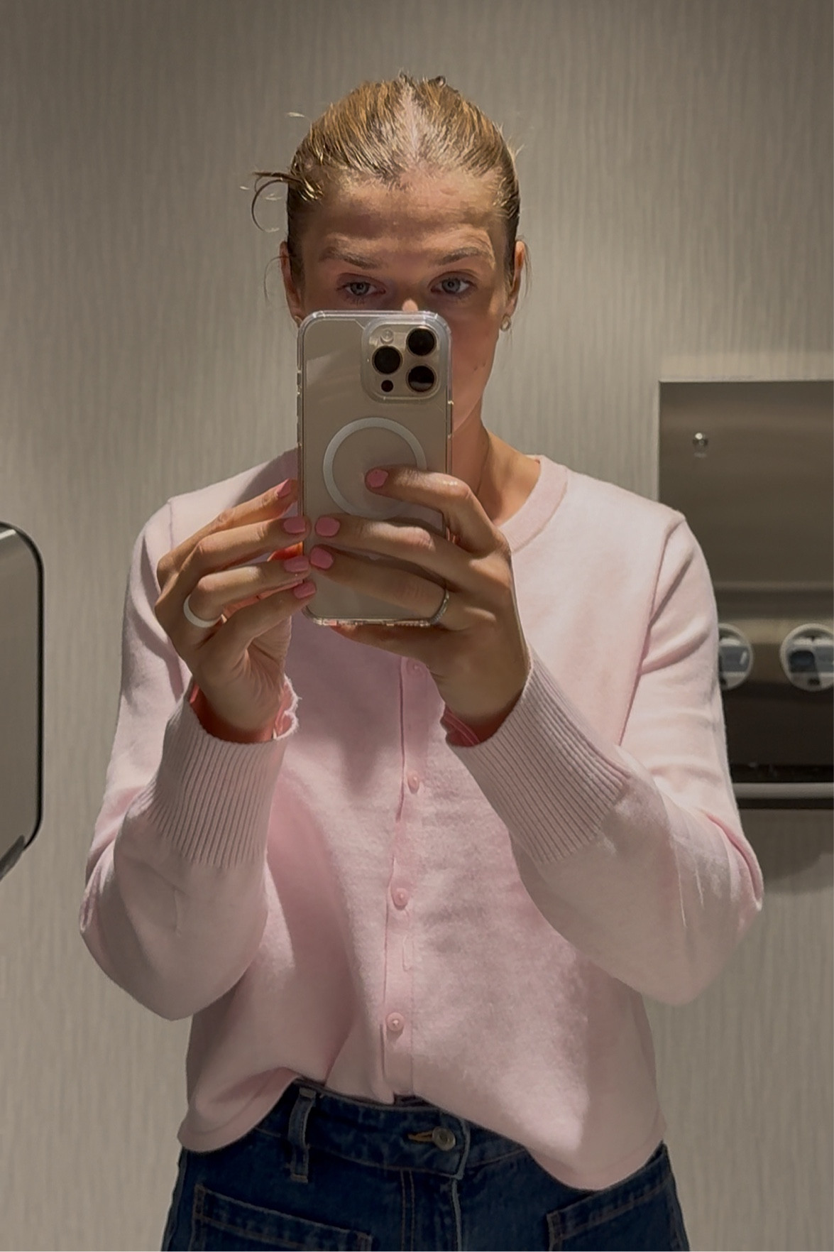 Softest cardigan and little pop of pink 🎀

#LTKMostLoved #LTKFindsUnder50 #LTKStyleTip