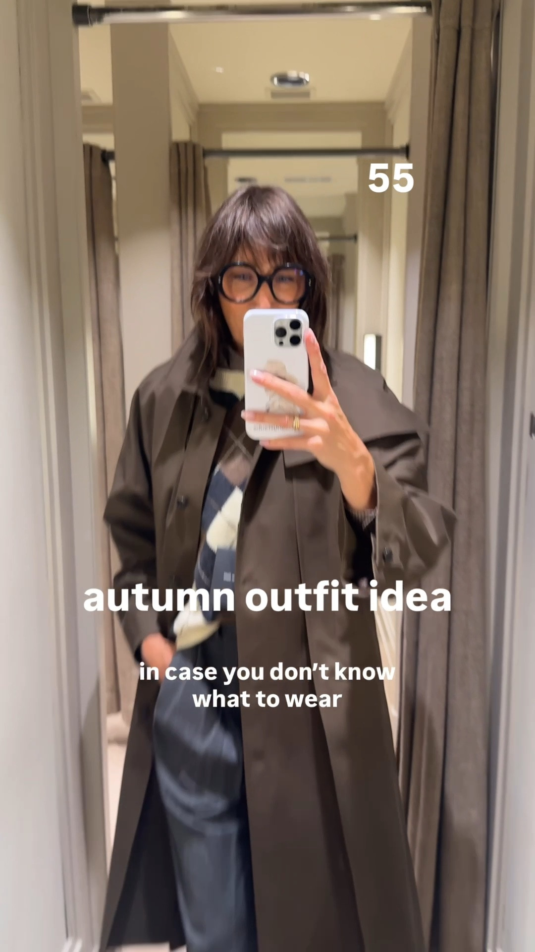 Autumn outfit idea. Lässig, zeitlos. Das mag ich. Karohemd zur grauen Nadelstreifen Bundfaltenhose. Rautenpullover. Trenchcoat. Sneaker. Ready to go. Was meinst du? Keep it?
Ich bin 1,87m. Trage meinen Style gern oversized.